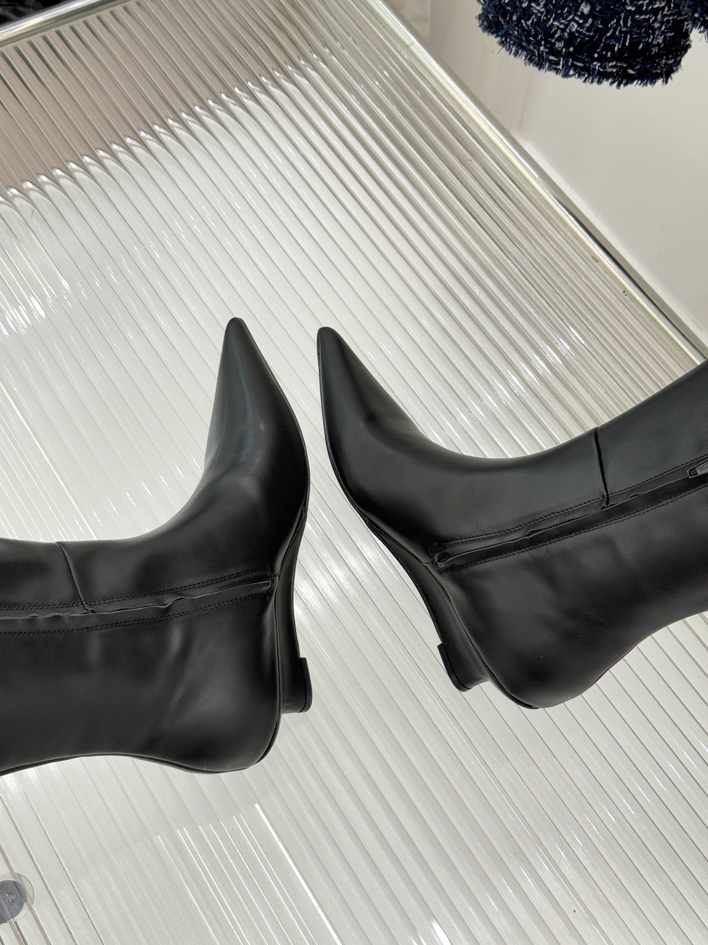 Toteme 25WF秋冬新品尖头侧拉链坡跟长靴这双坡跟短靴你可千万别错过！标志性的尖头造型 线条流畅且