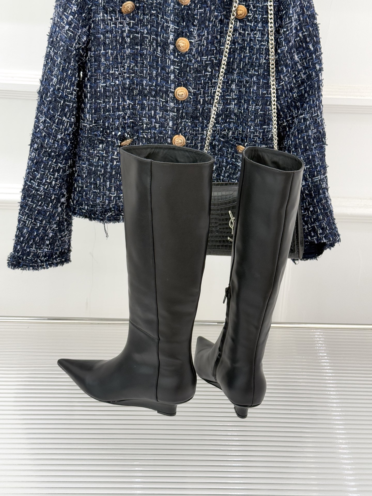 Toteme 25WF秋冬新品尖头侧拉链坡跟长靴这双坡跟短靴你可千万别错过！标志性的尖头造型 线条流畅且