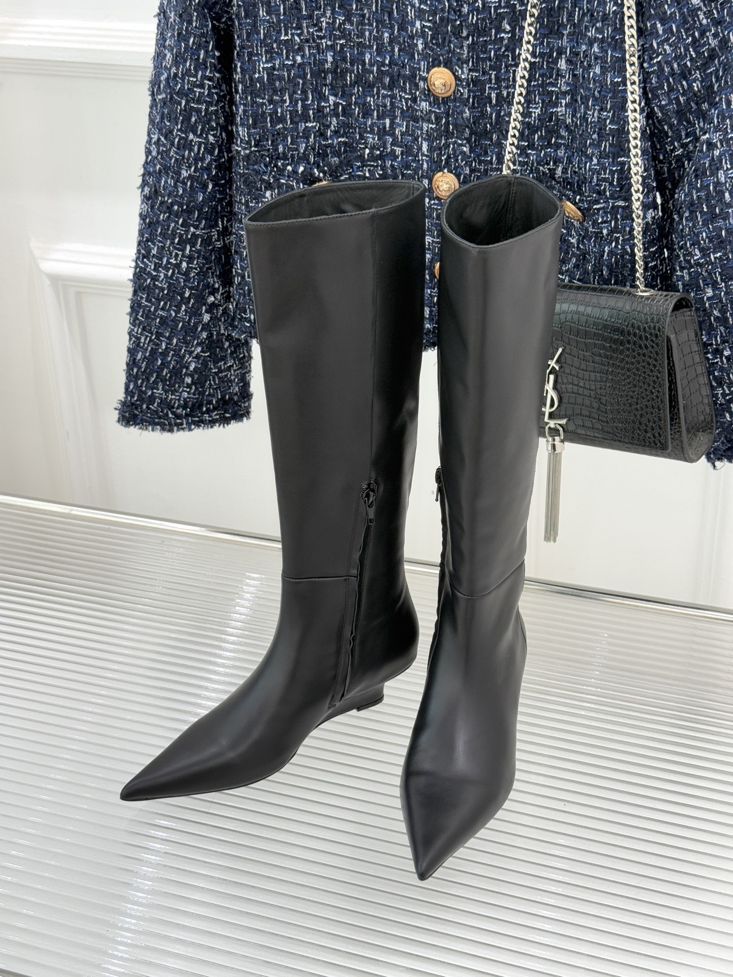 Toteme 25WF秋冬新品尖头侧拉链坡跟长靴这双坡跟短靴你可千万别错过！标志性的尖头造型 线条流畅且