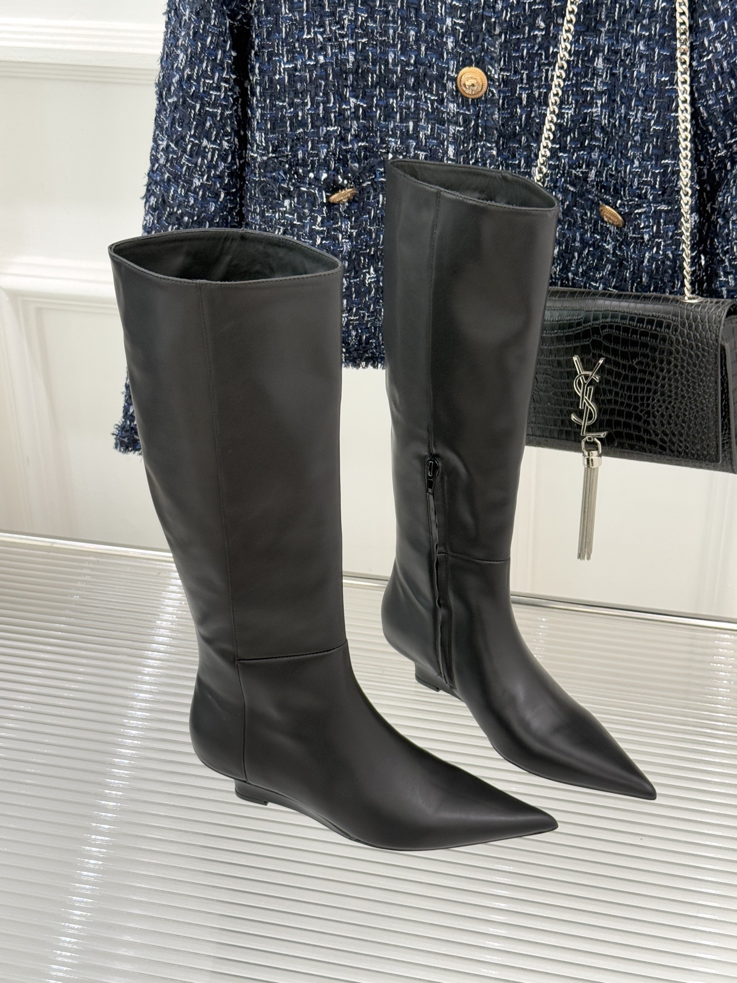 Toteme 25WF秋冬新品尖头侧拉链坡跟长靴这双坡跟短靴你可千万别错过！标志性的尖头造型 线条流畅且