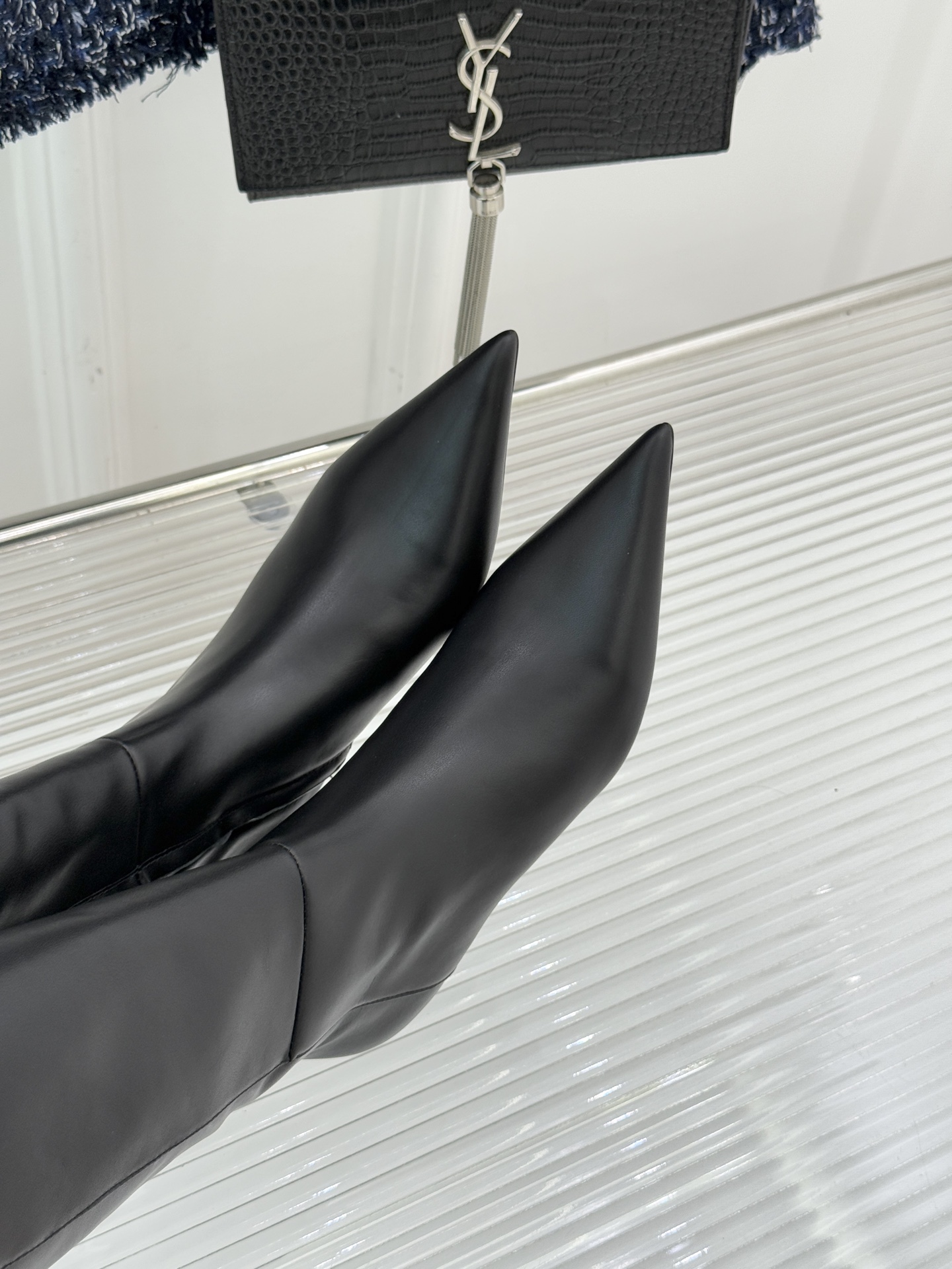 Toteme 25WF秋冬新品尖头侧拉链坡跟长靴这双坡跟短靴你可千万别错过！标志性的尖头造型 线条流畅且