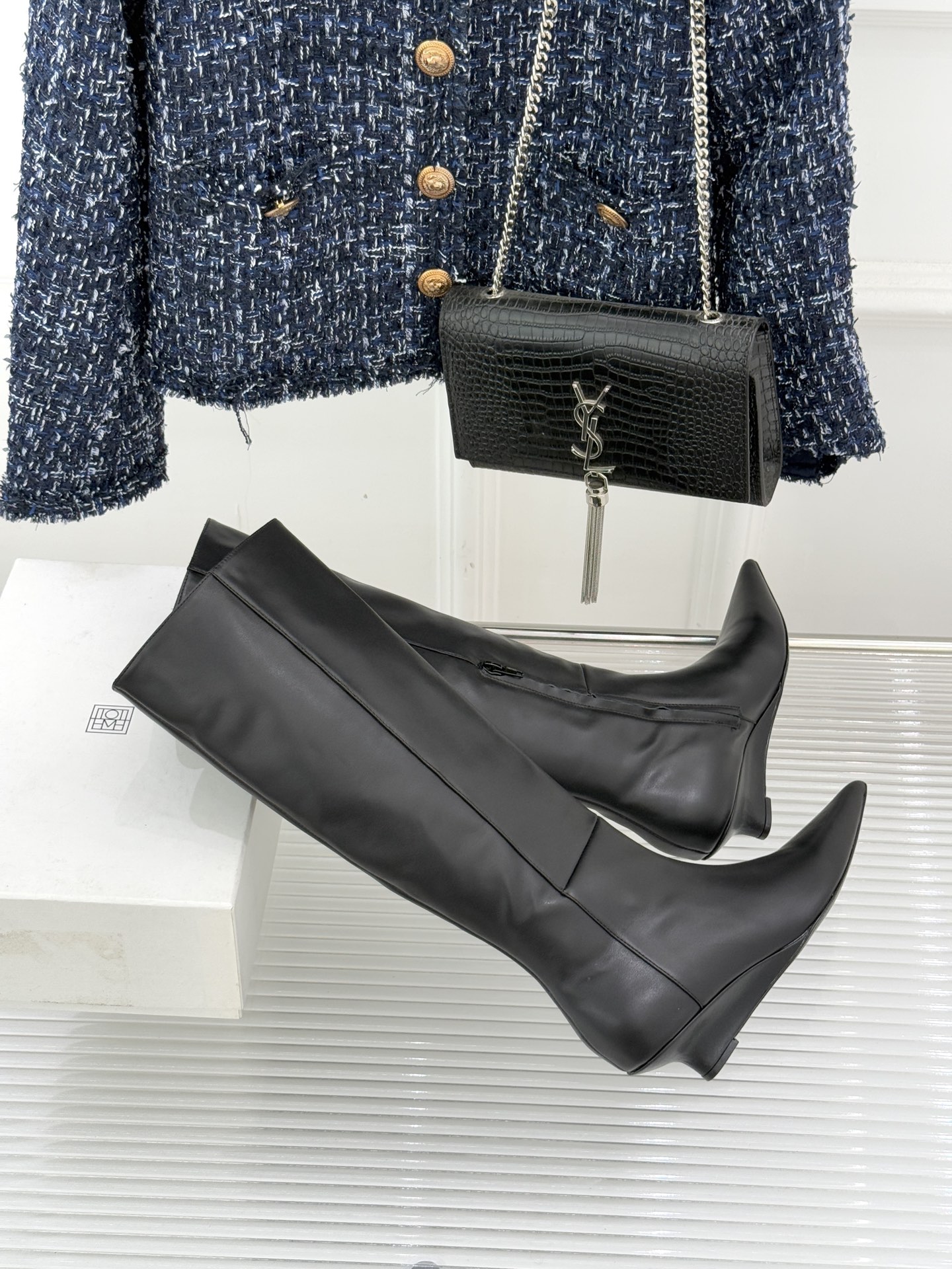 Toteme 25WF秋冬新品尖头侧拉链坡跟长靴这双坡跟短靴你可千万别错过！标志性的尖头造型 线条流畅且