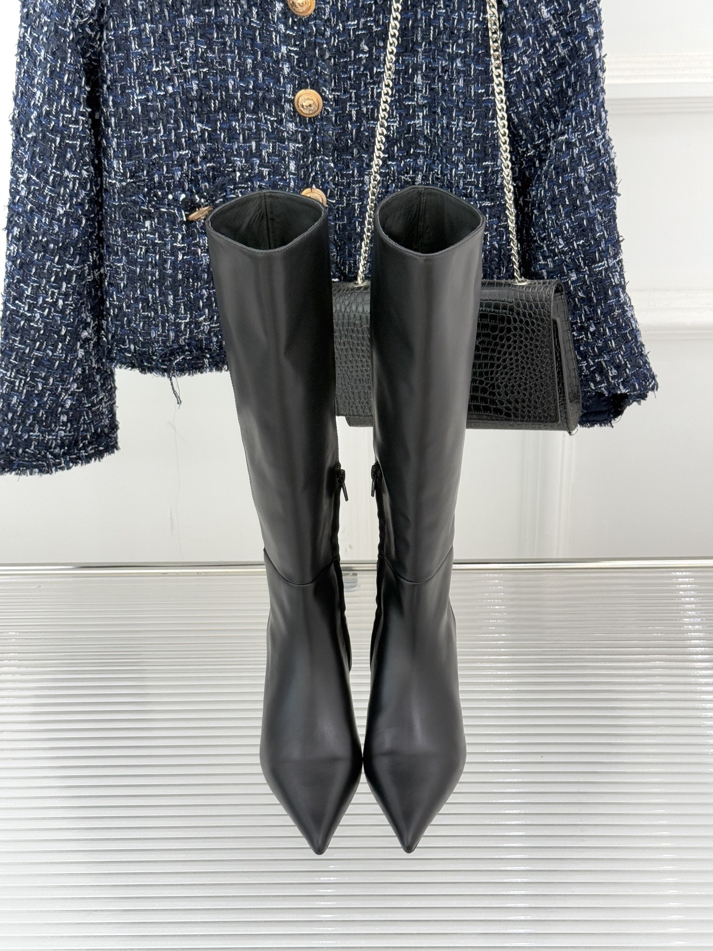 Toteme 25WF秋冬新品尖头侧拉链坡跟长靴这双坡跟短靴你可千万别错过！标志性的尖头造型 线条流畅且