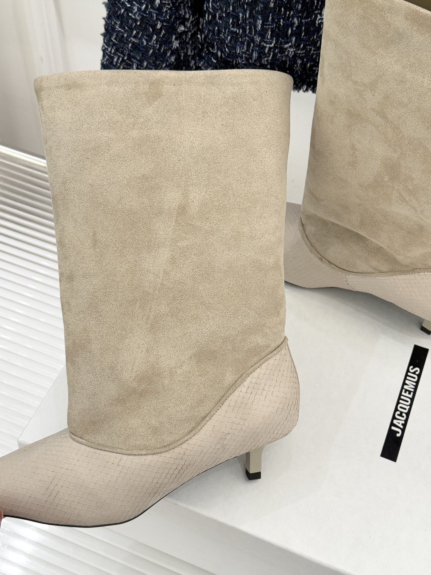 JACQUES 25WF秋冬新品复古尖头猫跟弹力靴当利落尖头遇上灵动猫跟设计这双靴便成了秋冬优雅穿搭的“