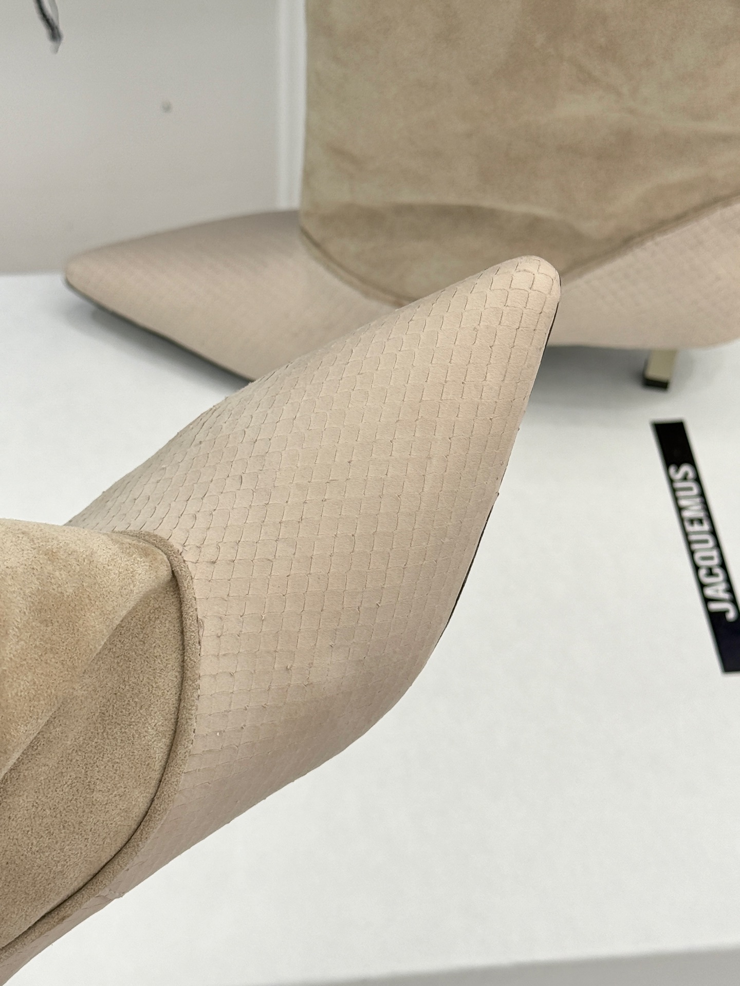 JACQUES 25WF秋冬新品复古尖头猫跟弹力靴当利落尖头遇上灵动猫跟设计这双靴便成了秋冬优雅穿搭的“