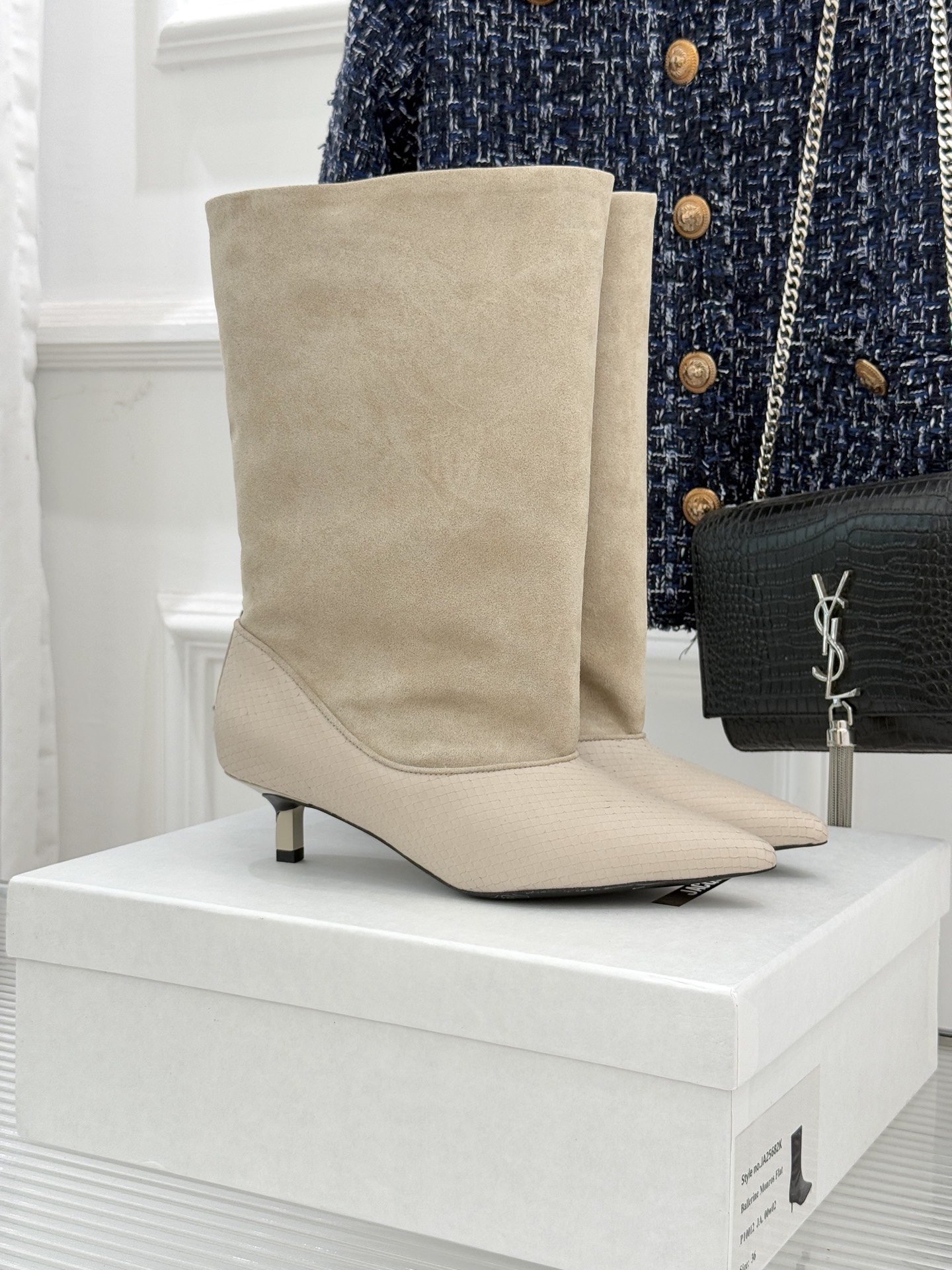 JACQUES 25WF秋冬新品复古尖头猫跟弹力靴当利落尖头遇上灵动猫跟设计这双靴便成了秋冬优雅穿搭的“