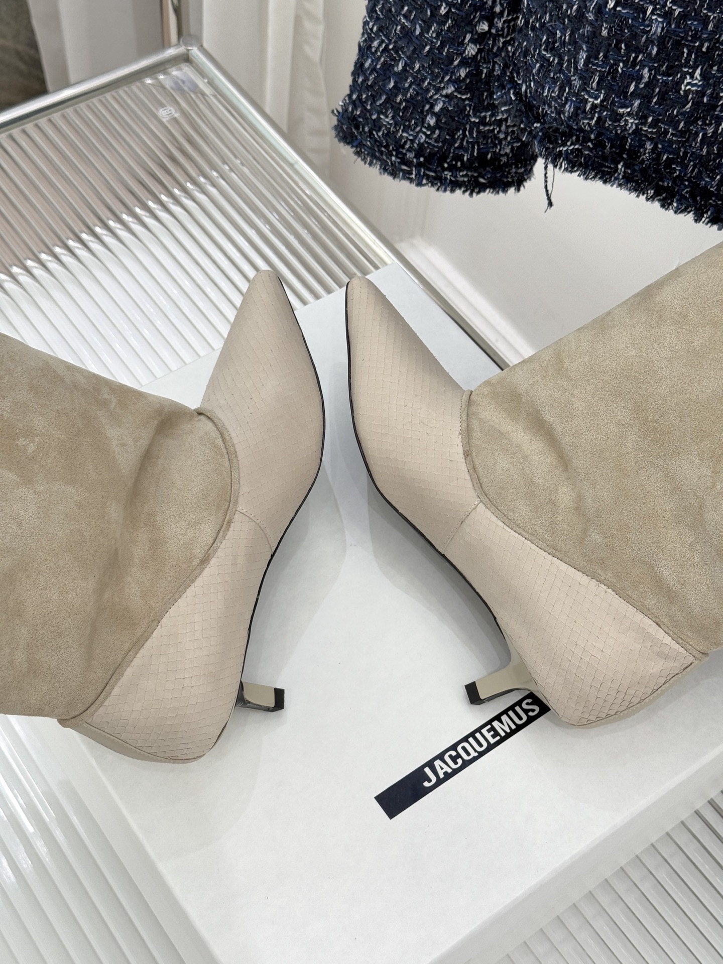 JACQUES 25WF秋冬新品复古尖头猫跟弹力靴当利落尖头遇上灵动猫跟设计这双靴便成了秋冬优雅穿搭的“