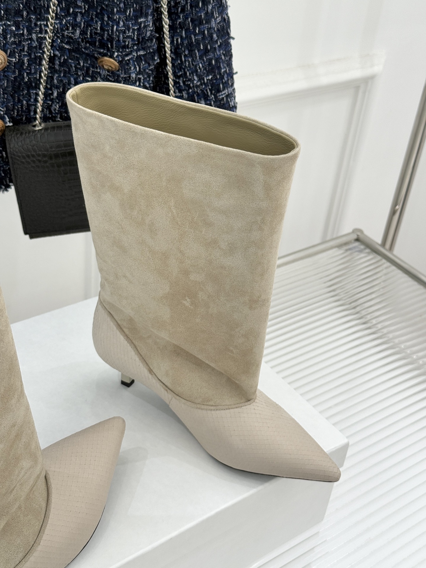 JACQUES 25WF秋冬新品复古尖头猫跟弹力靴当利落尖头遇上灵动猫跟设计这双靴便成了秋冬优雅穿搭的“