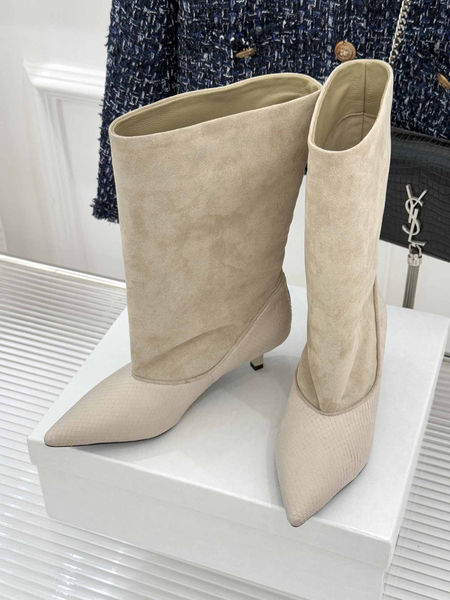 JACQUES 25WF秋冬新品复古尖头猫跟弹力靴当利落尖头遇上灵动猫跟设计这双靴便成了秋冬优雅穿搭的“