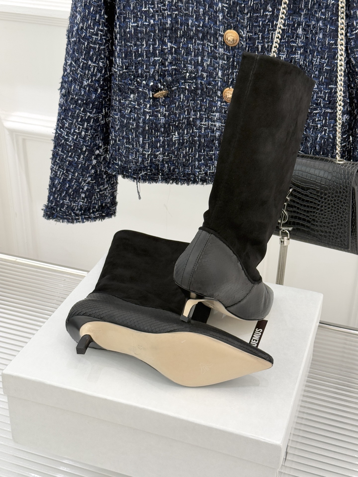 JACQUES 25WF秋冬新品复古尖头猫跟弹力靴当利落尖头遇上灵动猫跟设计这双靴便成了秋冬优雅穿搭的“