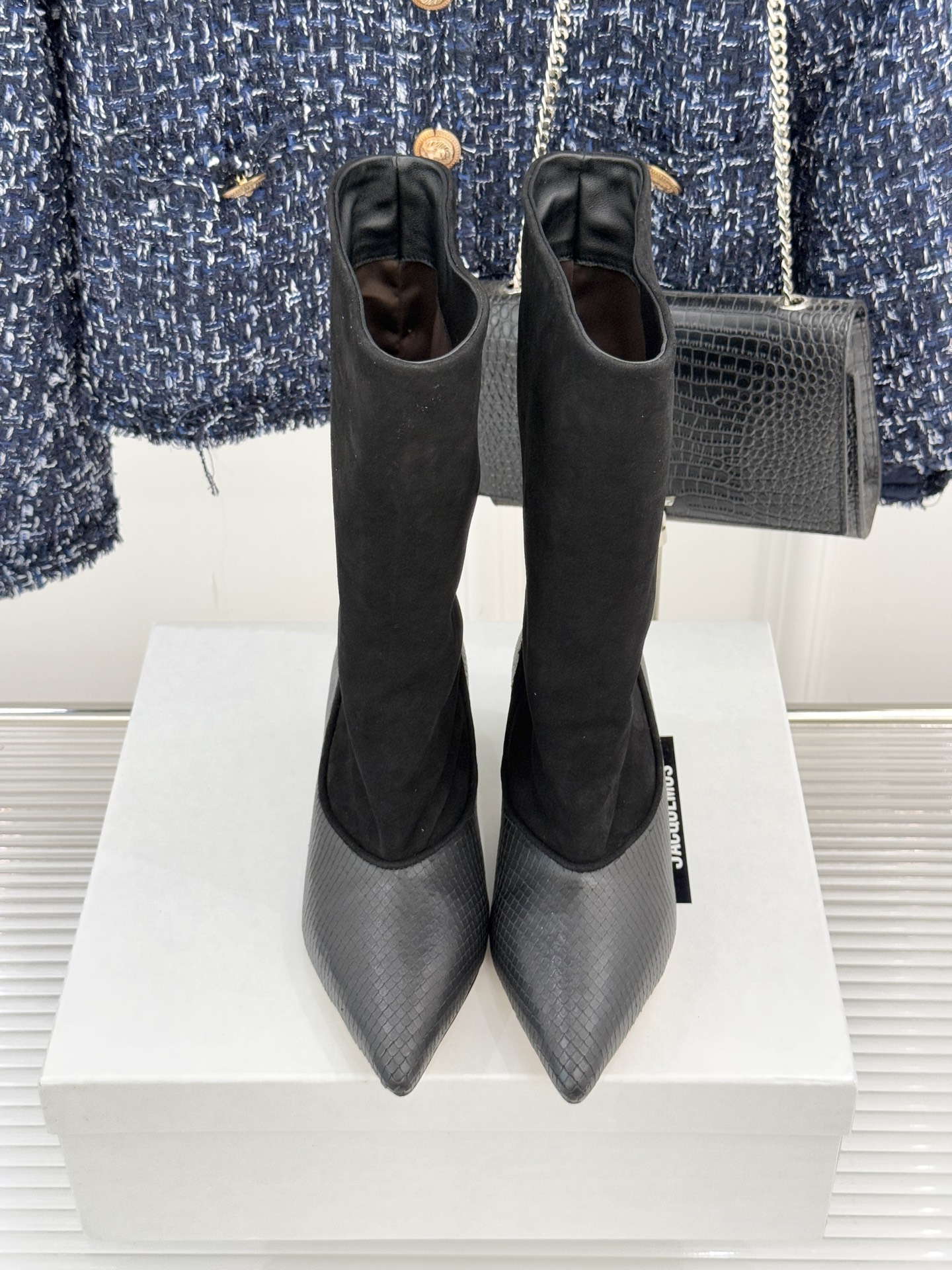 JACQUES 25WF秋冬新品复古尖头猫跟弹力靴当利落尖头遇上灵动猫跟设计这双靴便成了秋冬优雅穿搭的“