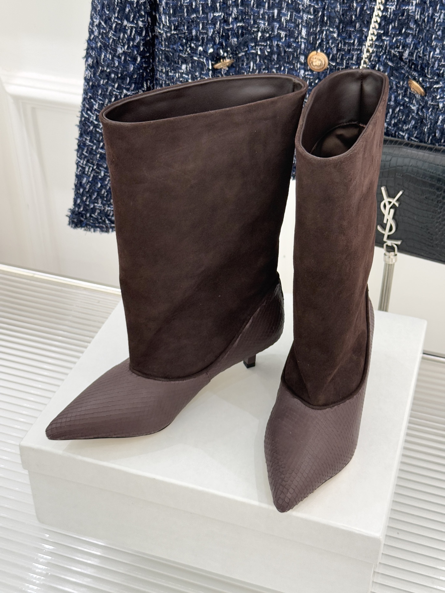 JACQUES 25WF秋冬新品复古尖头猫跟弹力靴当利落尖头遇上灵动猫跟设计这双靴便成了秋冬优雅穿搭的“