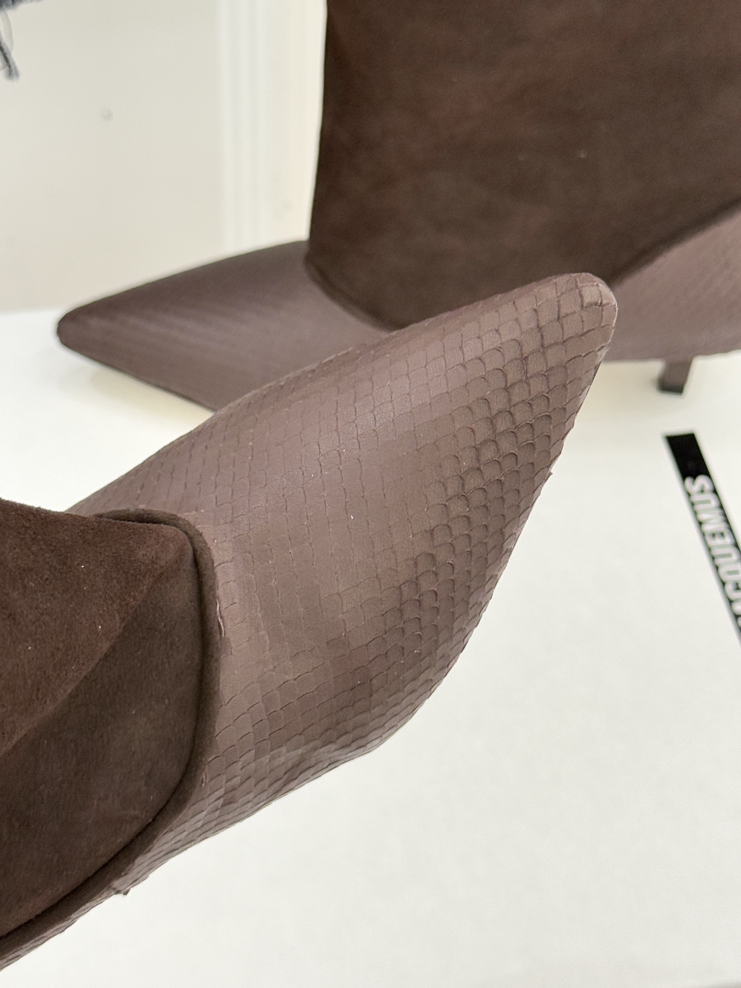 JACQUES 25WF秋冬新品复古尖头猫跟弹力靴当利落尖头遇上灵动猫跟设计这双靴便成了秋冬优雅穿搭的“