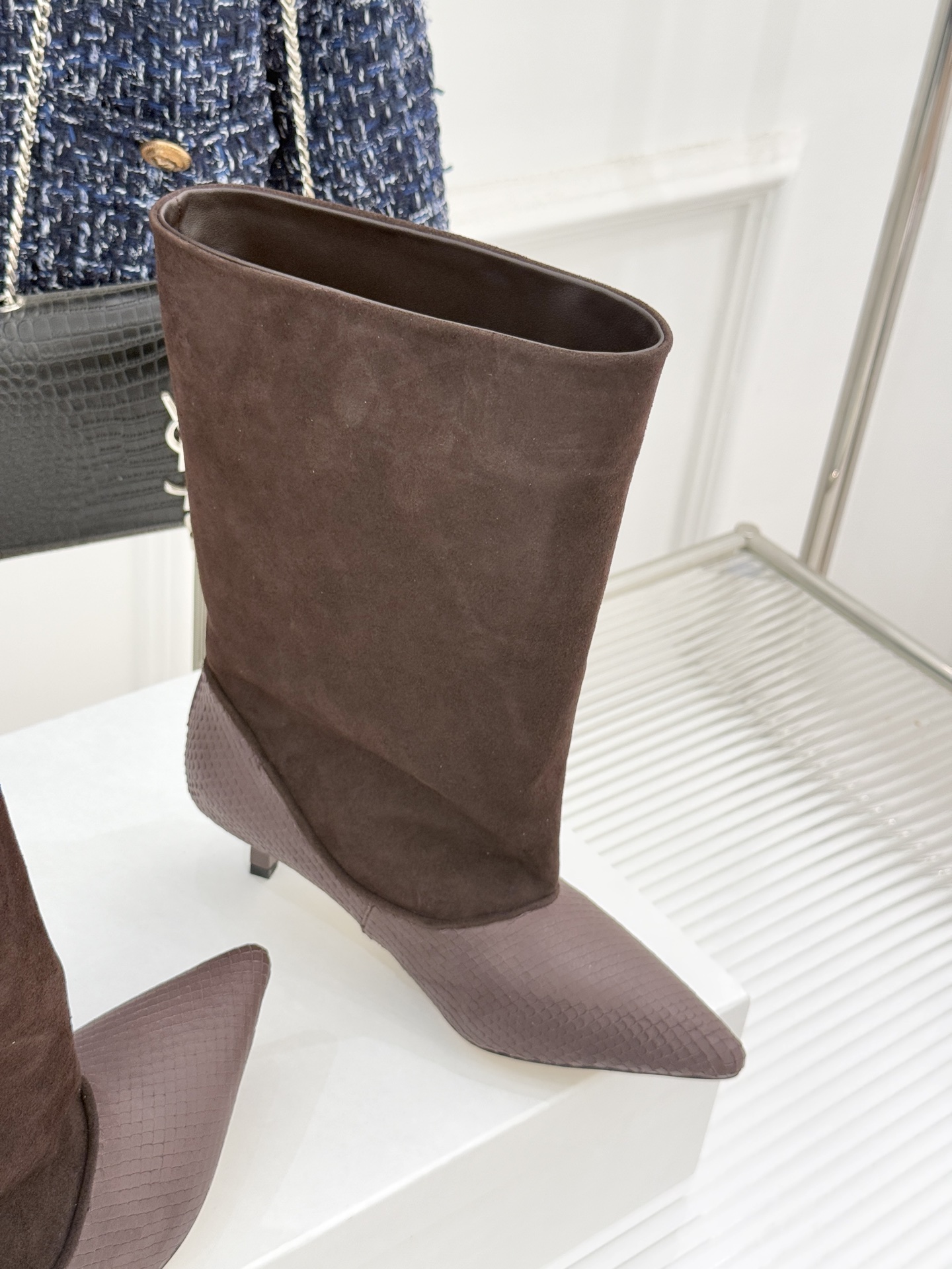 JACQUES 25WF秋冬新品复古尖头猫跟弹力靴当利落尖头遇上灵动猫跟设计这双靴便成了秋冬优雅穿搭的“