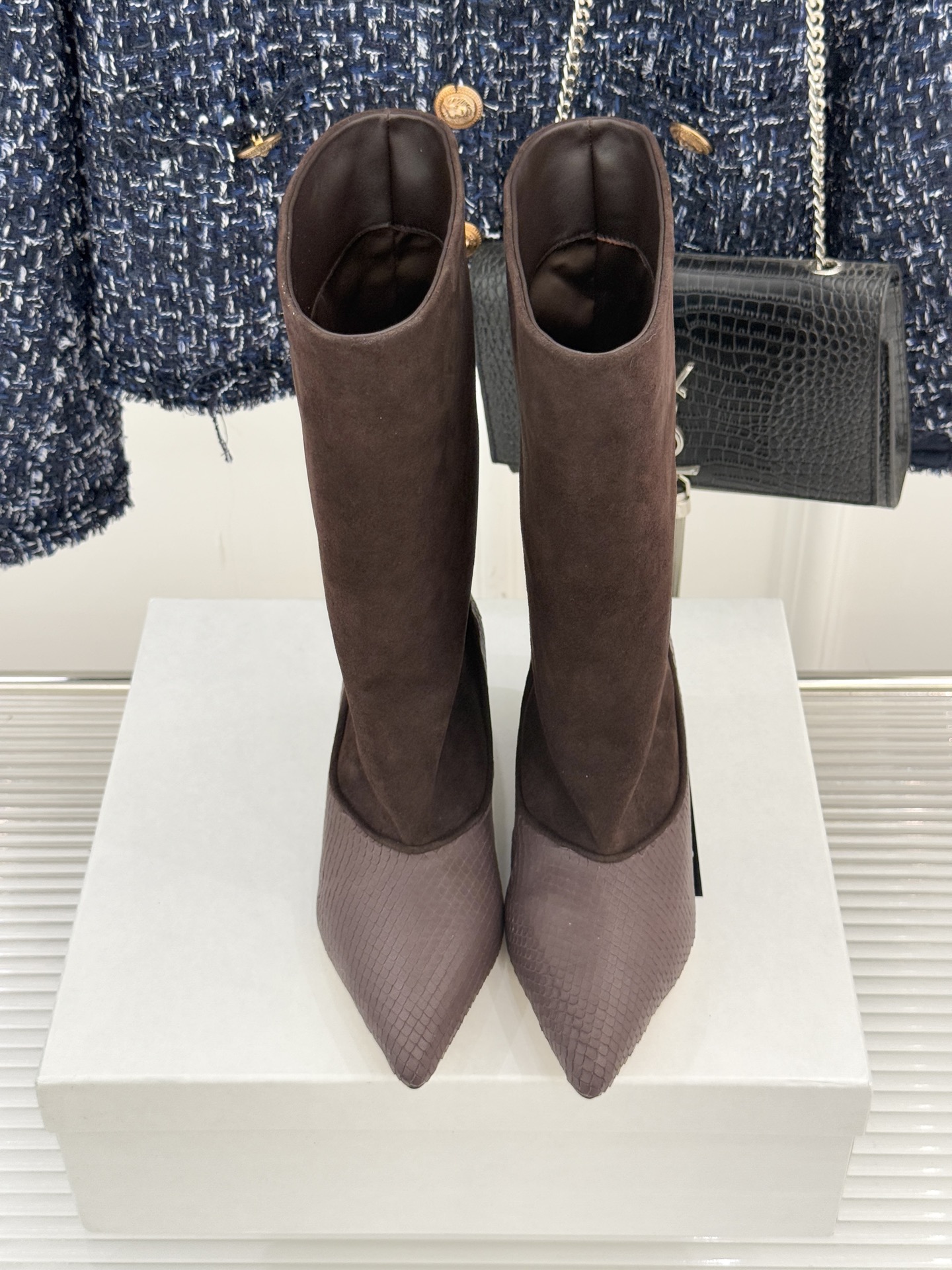 JACQUES 25WF秋冬新品复古尖头猫跟弹力靴当利落尖头遇上灵动猫跟设计这双靴便成了秋冬优雅穿搭的“