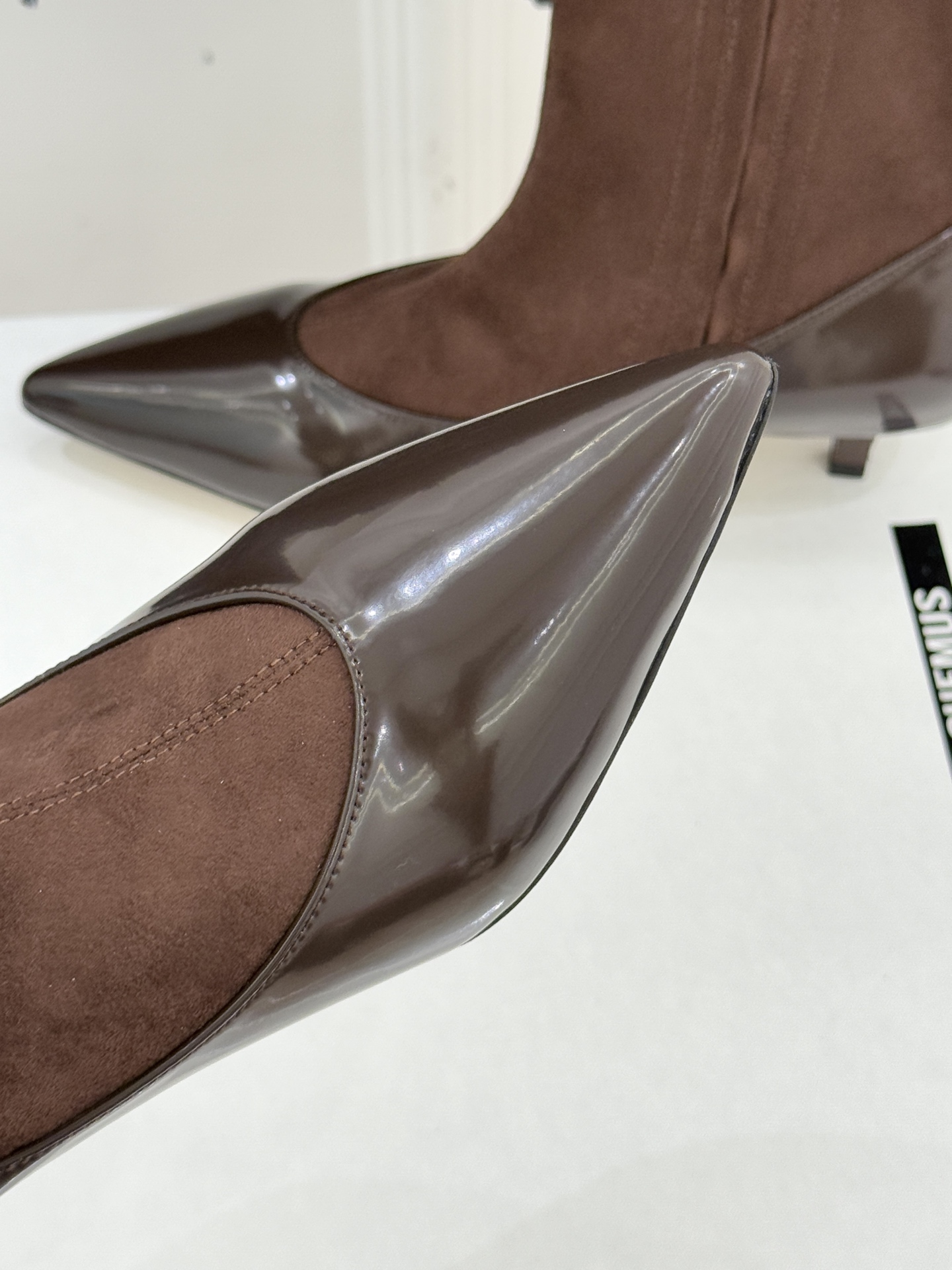 JACQUES 25WF秋冬新品复古尖头猫跟弹力靴当利落尖头遇上灵动猫跟设计这双靴便成了秋冬优雅穿搭的“