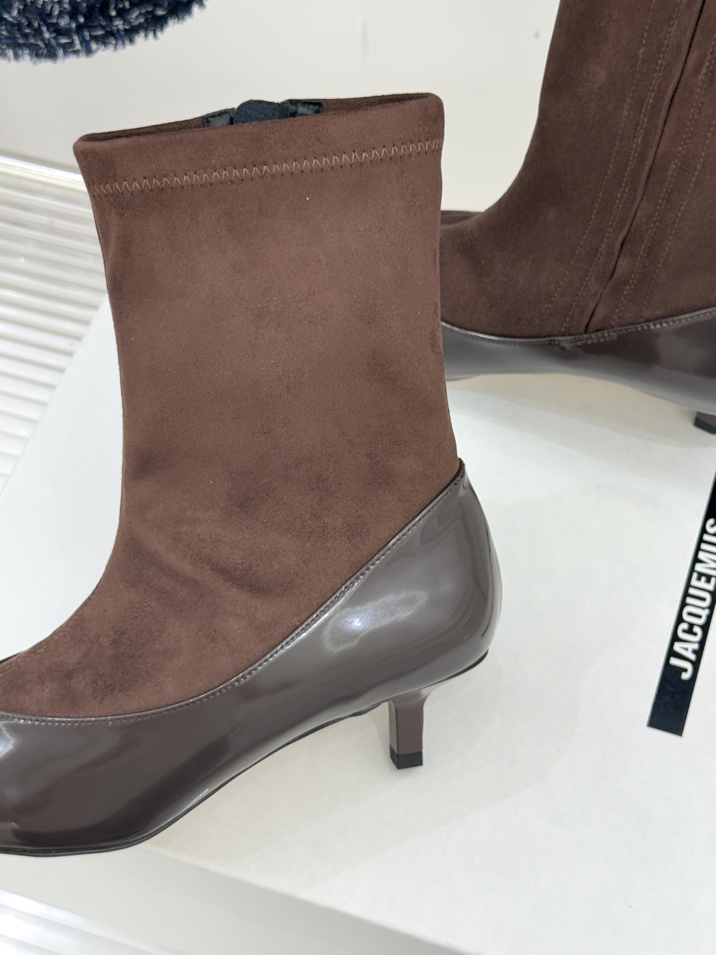 JACQUES 25WF秋冬新品复古尖头猫跟弹力靴当利落尖头遇上灵动猫跟设计这双靴便成了秋冬优雅穿搭的“