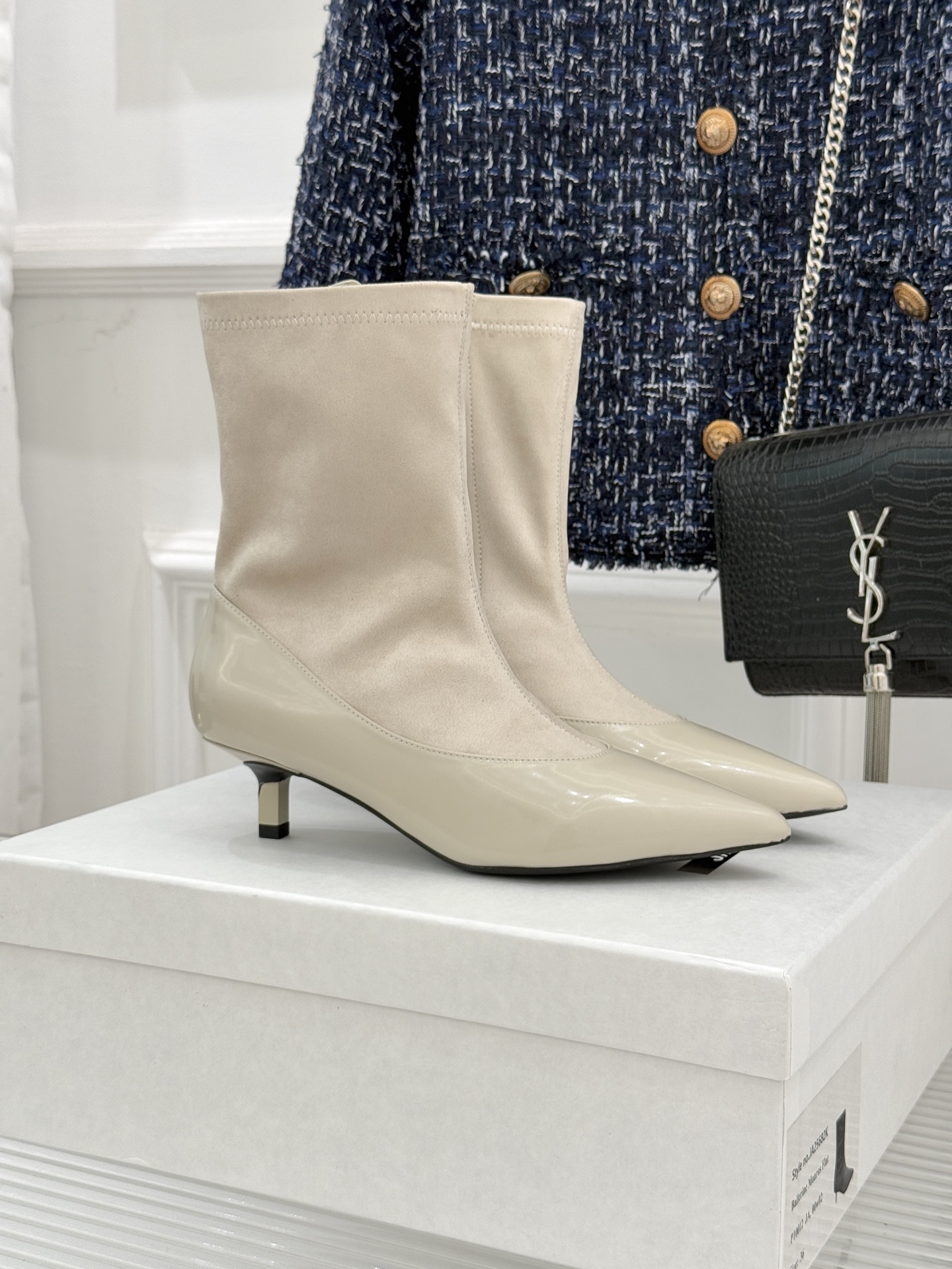 NO:559912,JACQUES 25WF Autumn and Winter New Product Retro Pointed Cat Heel Stretch Boots When the sharp pointed toe meets the smart cat heel design, these boots become the 'invisible weapon' for elegant autumn and winter wear, giving every step a refined aura. Selected high-elastic knitted fabrics are full of texture and fit the ankle and calf curves like a second layer of skin. They are not tight or pressurized, and can easily accommodate various leg types. Even fatter leg types can be worn with a neat feel.  The neat pointed toe design extends the vision vertically. With a slim cat heel of about 5cm, it effortlessly lengthens the proportions of the legs. The ankles sway naturally when walking, with a French lazy style. The lining of the feet is all sheepskin. The genuine leather outsole imported from Italy size 35-39 (customized 40/41), boots, boots, sheepskin, Leather soles19860909JACQUES 25WF秋冬新品复古 尖头猫跟弹力靴 当利落尖头遇上灵动猫跟设计 这双靴便成了秋冬优雅穿搭的“隐形利器” 让每一步都自带精致气场. 精选高弹针织面料 质感满满 如第二层肌肤般贴合脚踝与小腿曲线 不紧绷、不压肉,轻松包容各种腿型 连微胖腿型也能穿出利落感 利落尖头设计纵向延伸视觉 配合5cm左右的细巧猫跟 不费力拉长腿部比例 行走时脚踝自然摇曳 自带法式慵懒风情. 内里垫脚均为羊皮 意大利进口真皮大底 size35-39（40/41定制）,靴子,boots,sheepskin,Leather soles,Women's Shoes