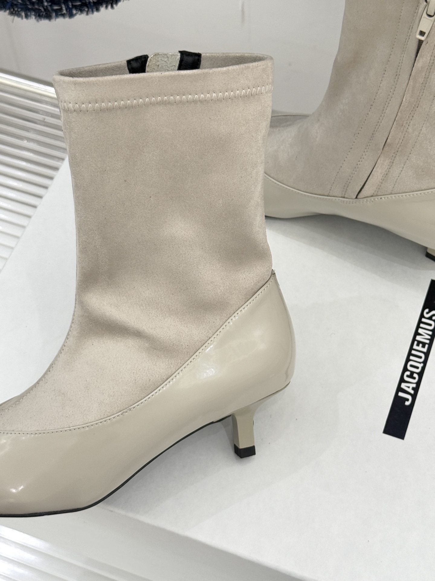 JACQUES 25WF秋冬新品复古尖头猫跟弹力靴当利落尖头遇上灵动猫跟设计这双靴便成了秋冬优雅穿搭的“