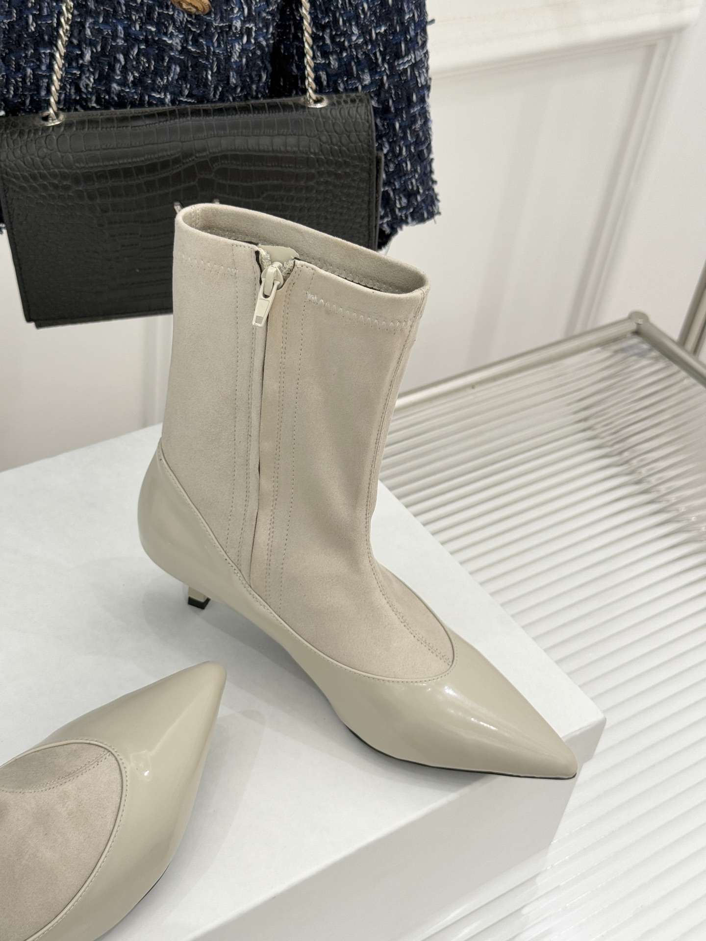 JACQUES 25WF秋冬新品复古尖头猫跟弹力靴当利落尖头遇上灵动猫跟设计这双靴便成了秋冬优雅穿搭的“