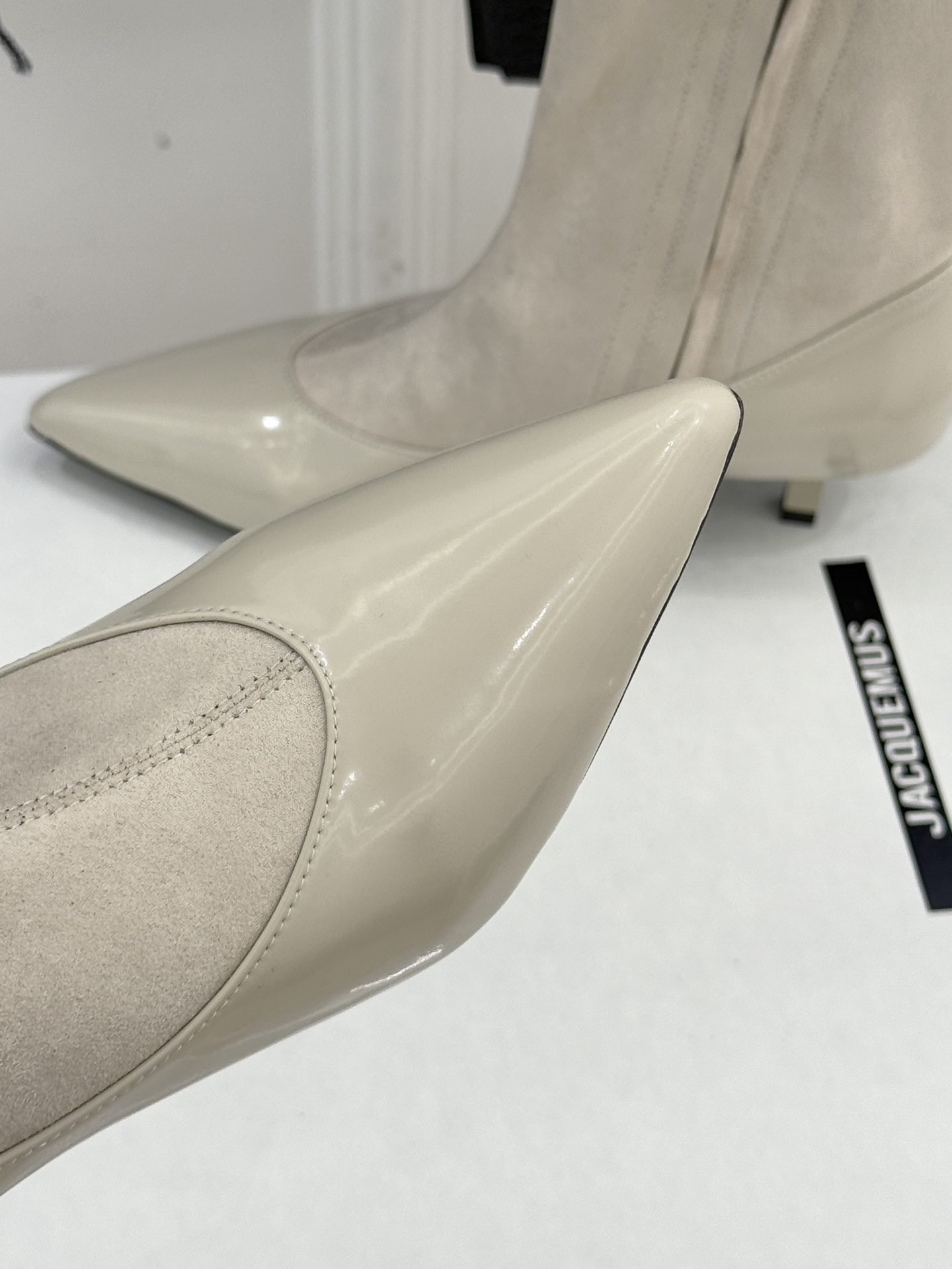 JACQUES 25WF秋冬新品复古尖头猫跟弹力靴当利落尖头遇上灵动猫跟设计这双靴便成了秋冬优雅穿搭的“