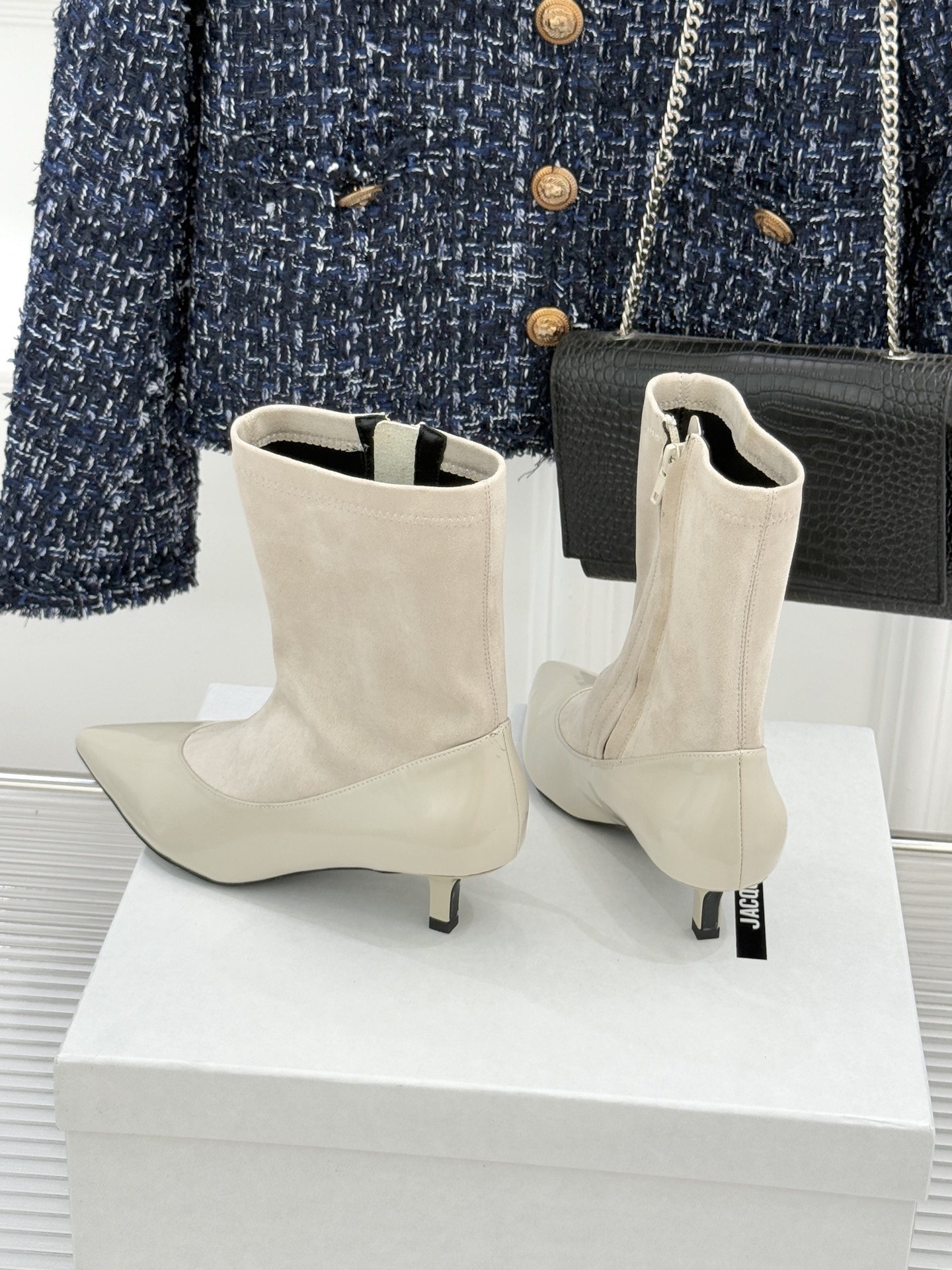 JACQUES 25WF秋冬新品复古尖头猫跟弹力靴当利落尖头遇上灵动猫跟设计这双靴便成了秋冬优雅穿搭的“