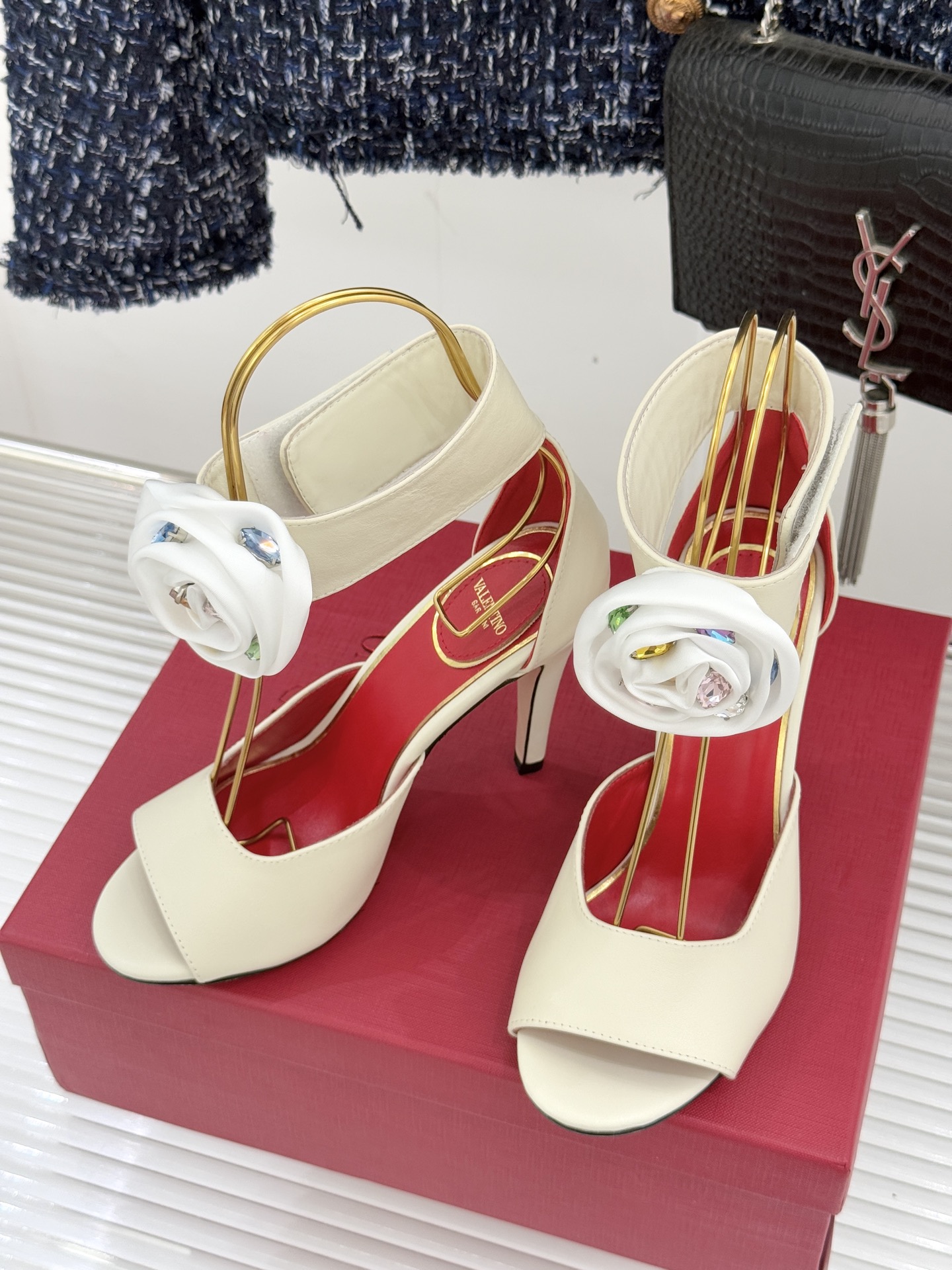 Valentin｜华伦天伦25WF新品水钻花朵鱼嘴高跟凉鞋当意大利工艺邂逅自然灵感这双凉鞋便成了行走的优