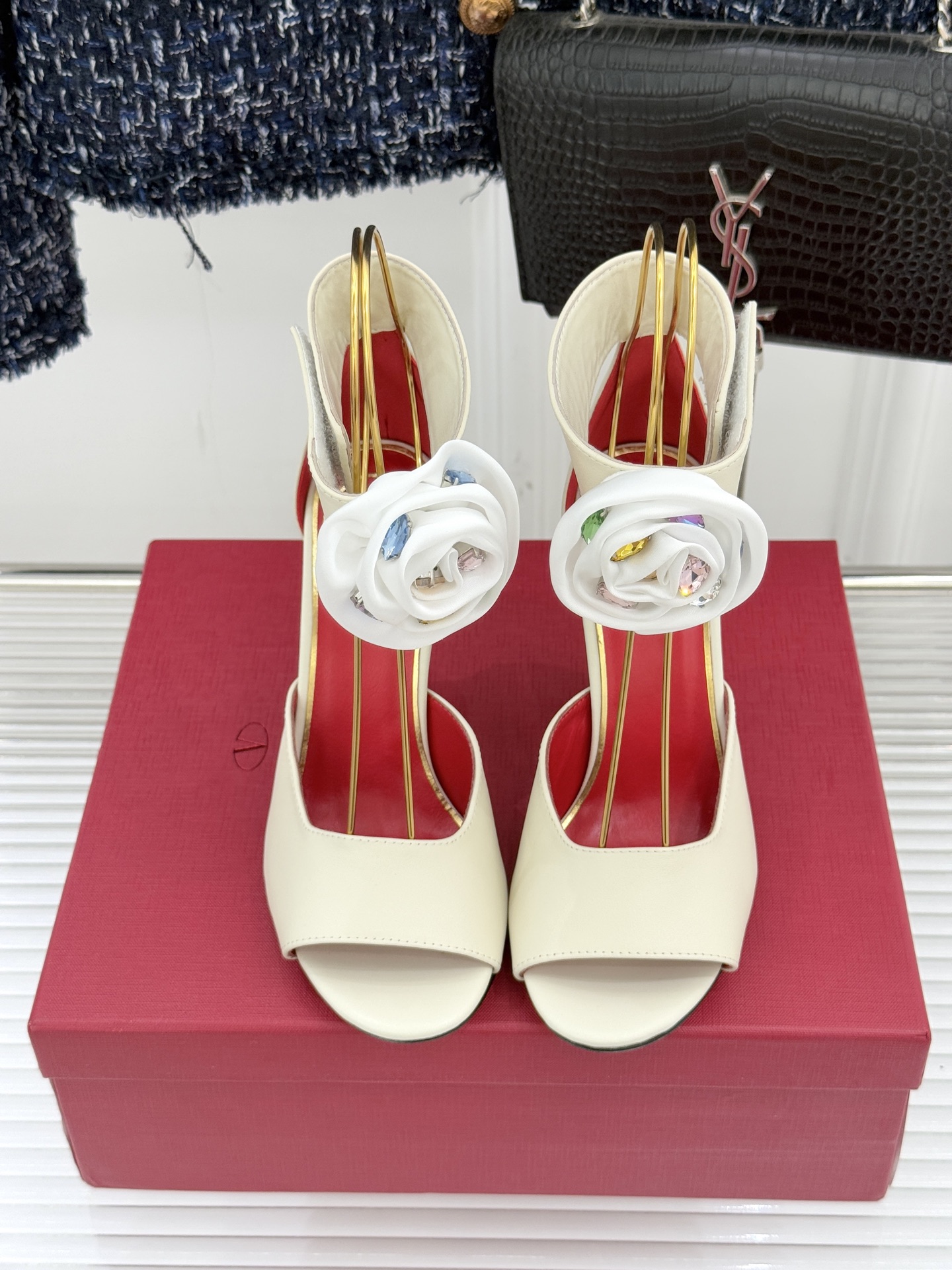 Valentin｜华伦天伦25WF新品水钻花朵鱼嘴高跟凉鞋当意大利工艺邂逅自然灵感这双凉鞋便成了行走的优