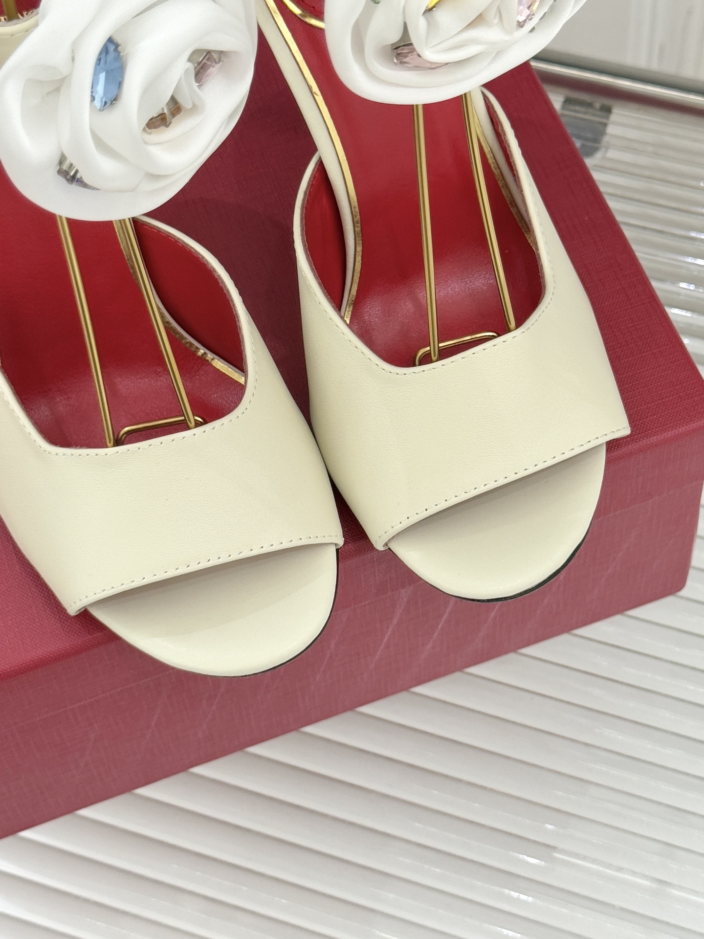 Valentin｜华伦天伦25WF新品水钻花朵鱼嘴高跟凉鞋当意大利工艺邂逅自然灵感这双凉鞋便成了行走的优