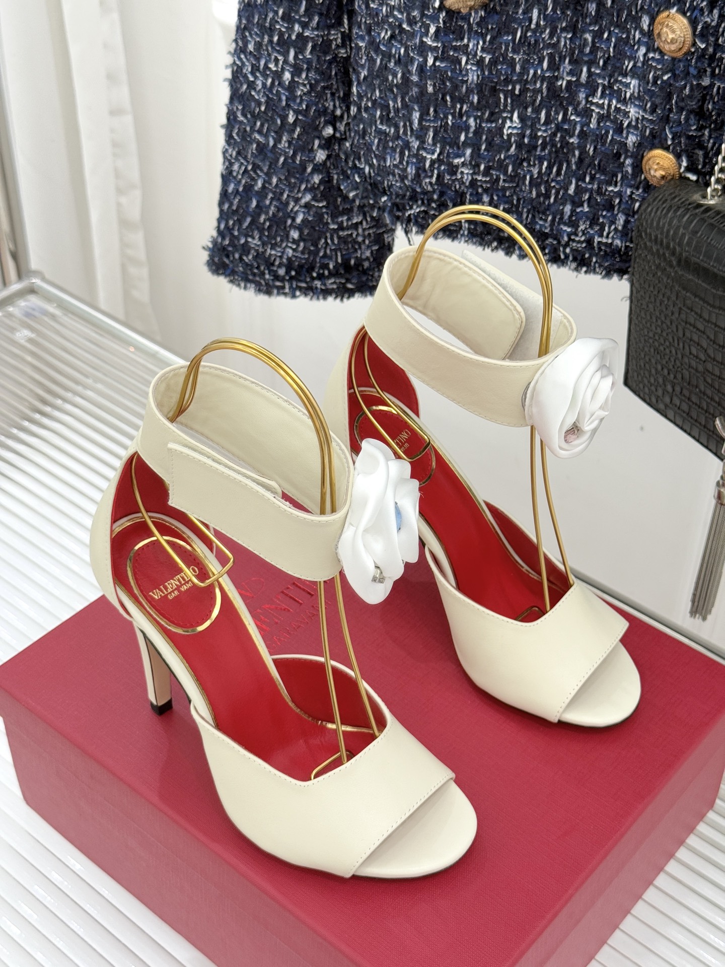 Valentin｜华伦天伦25WF新品水钻花朵鱼嘴高跟凉鞋当意大利工艺邂逅自然灵感这双凉鞋便成了行走的优