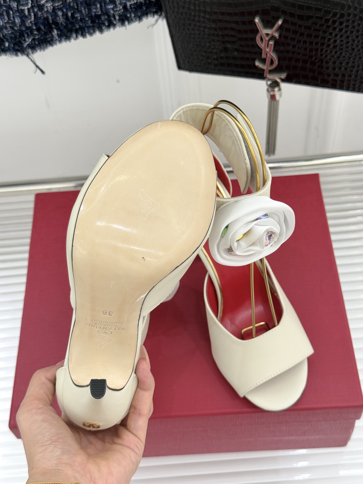 Valentin｜华伦天伦25WF新品水钻花朵鱼嘴高跟凉鞋当意大利工艺邂逅自然灵感这双凉鞋便成了行走的优