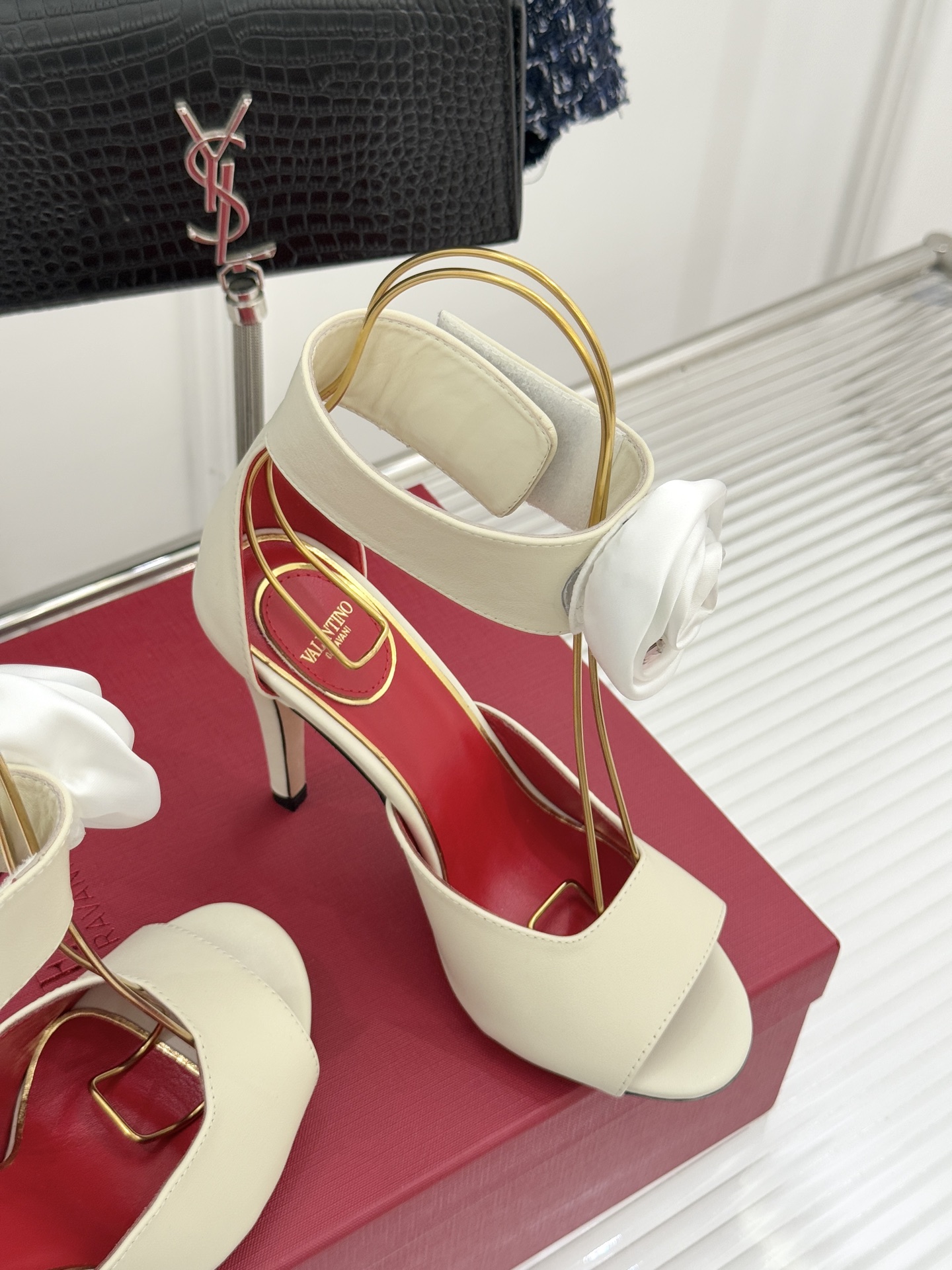 Valentin｜华伦天伦25WF新品水钻花朵鱼嘴高跟凉鞋当意大利工艺邂逅自然灵感这双凉鞋便成了行走的优