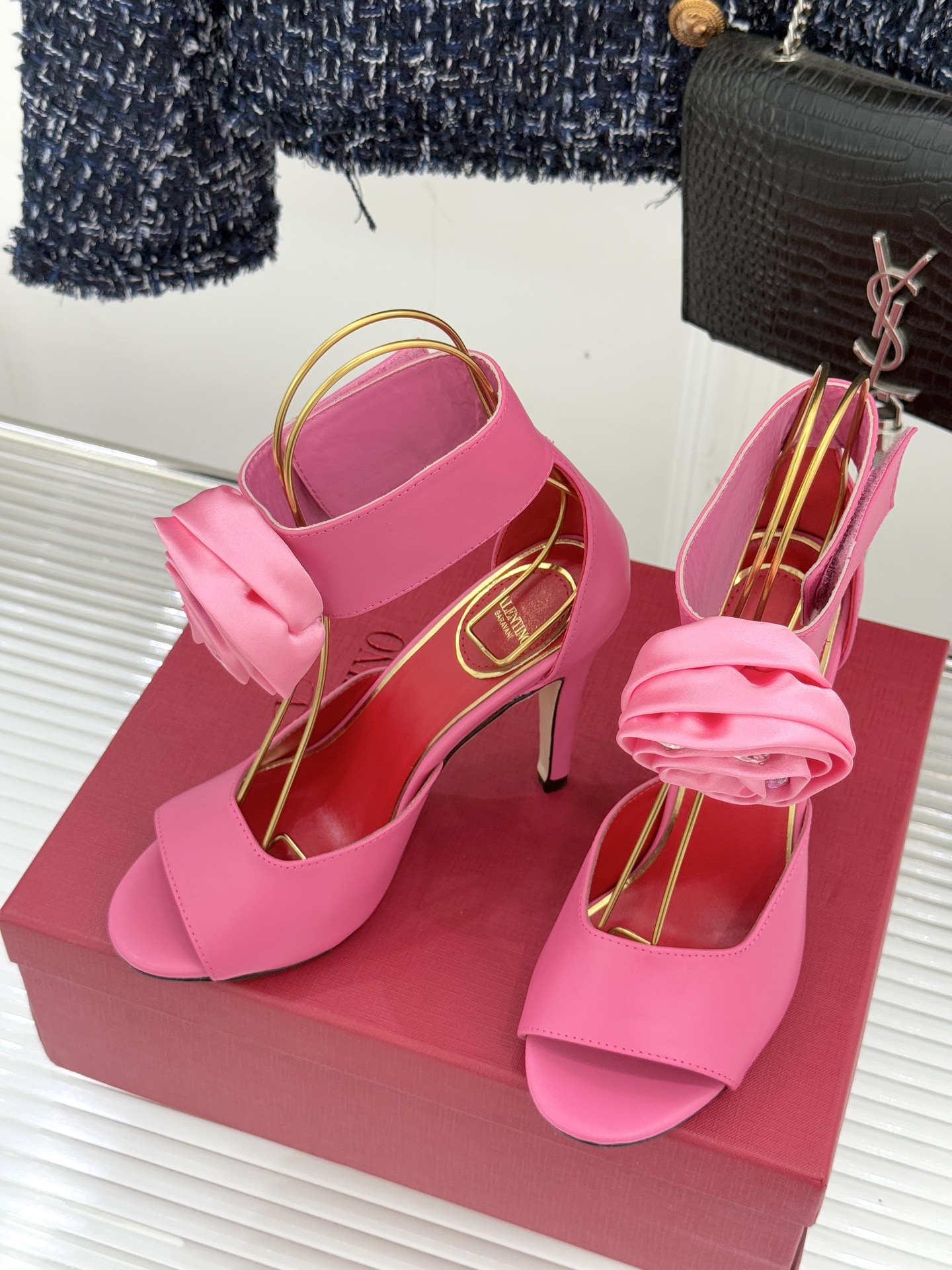 Valentin｜华伦天伦25WF新品水钻花朵鱼嘴高跟凉鞋当意大利工艺邂逅自然灵感这双凉鞋便成了行走的优