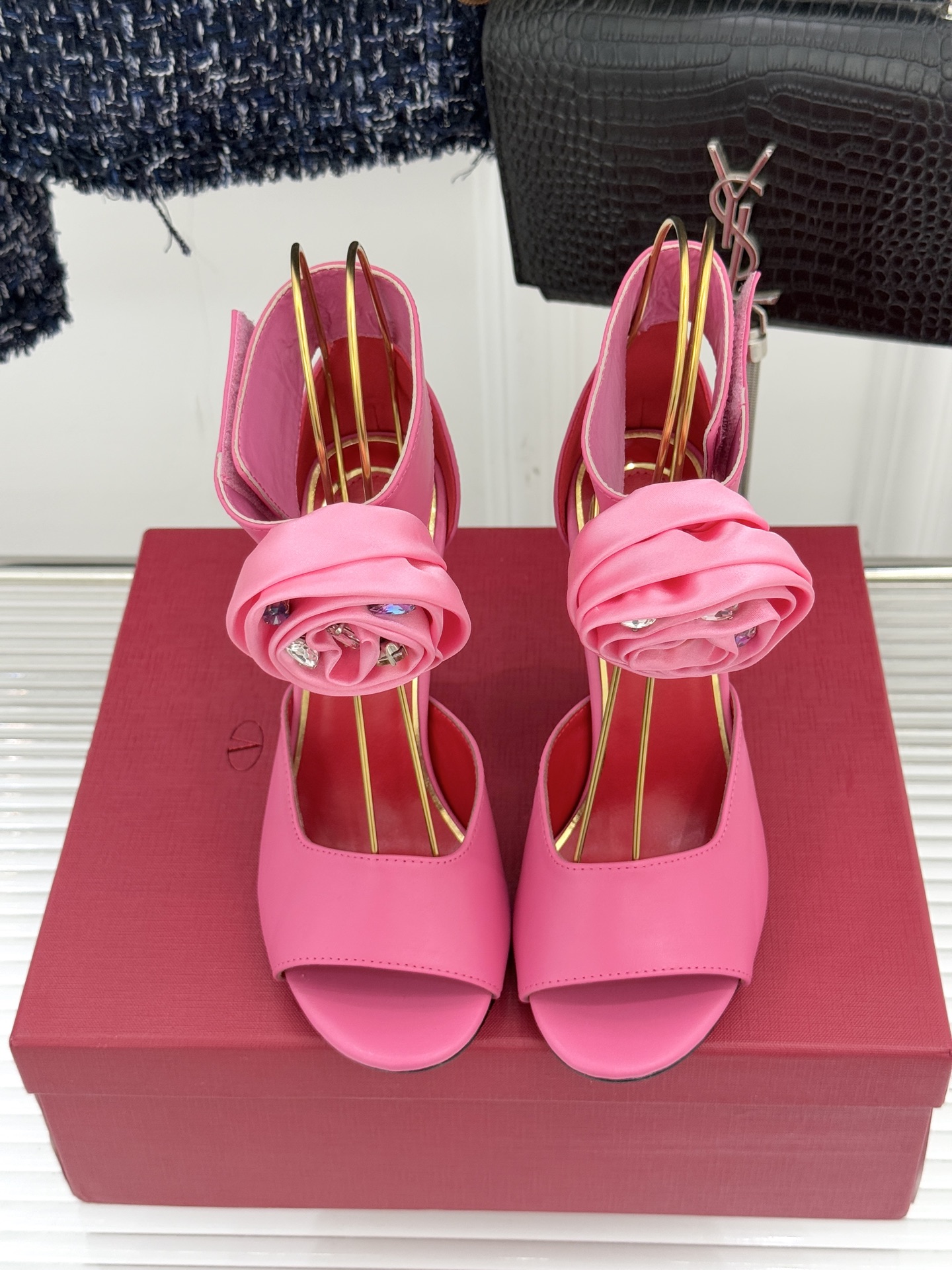 Valentin｜华伦天伦25WF新品水钻花朵鱼嘴高跟凉鞋当意大利工艺邂逅自然灵感这双凉鞋便成了行走的优