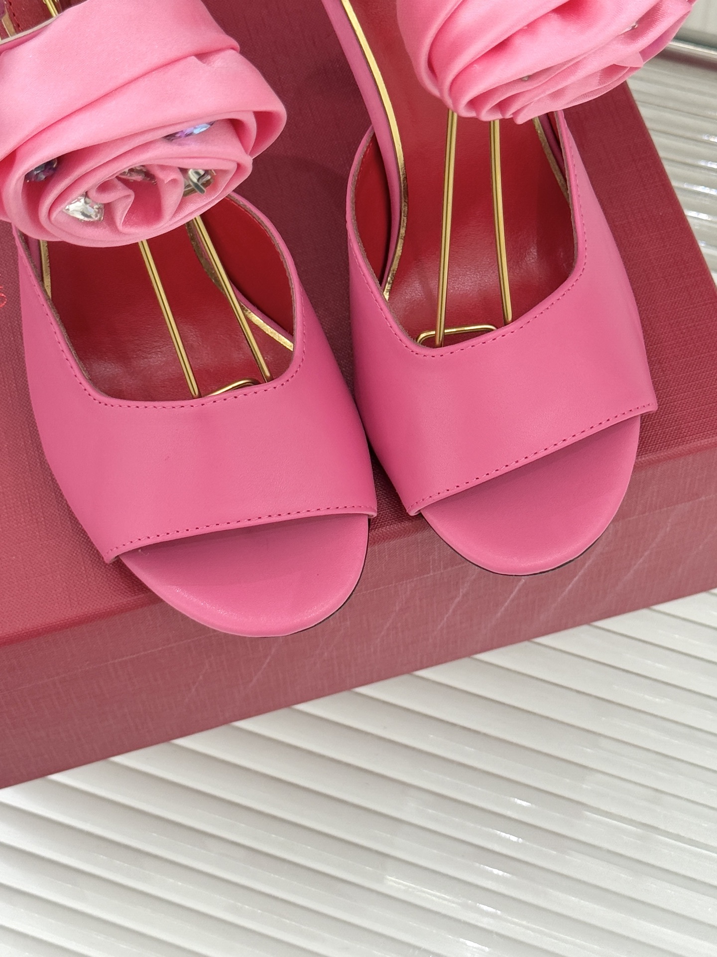 Valentin｜华伦天伦25WF新品水钻花朵鱼嘴高跟凉鞋当意大利工艺邂逅自然灵感这双凉鞋便成了行走的优