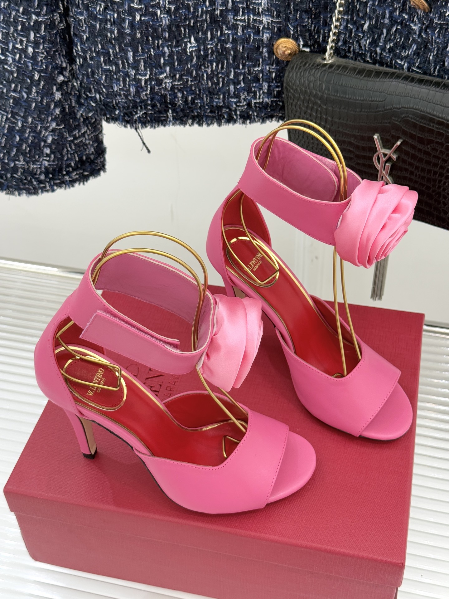 Valentin｜华伦天伦25WF新品水钻花朵鱼嘴高跟凉鞋当意大利工艺邂逅自然灵感这双凉鞋便成了行走的优