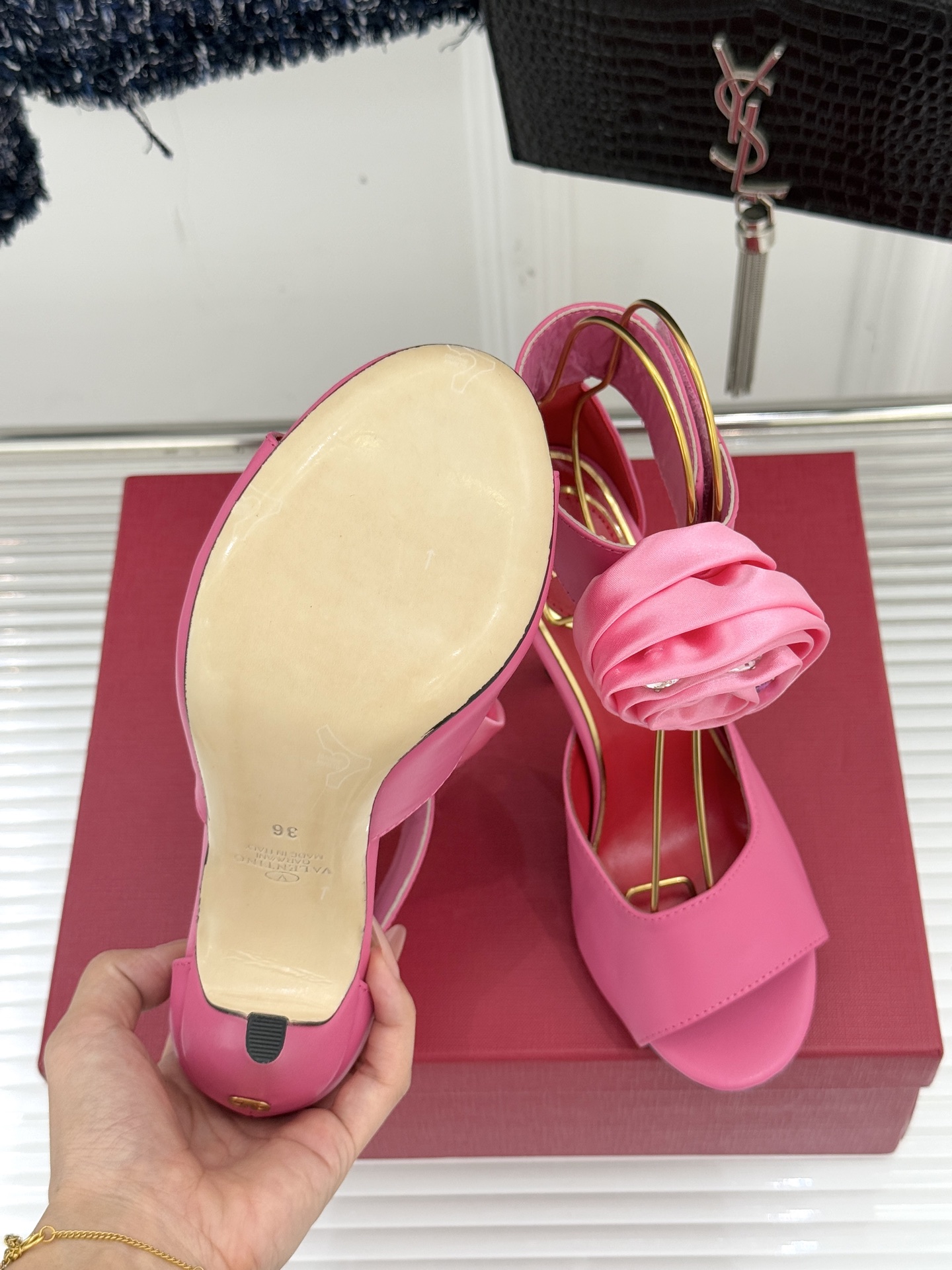 Valentin｜华伦天伦25WF新品水钻花朵鱼嘴高跟凉鞋当意大利工艺邂逅自然灵感这双凉鞋便成了行走的优