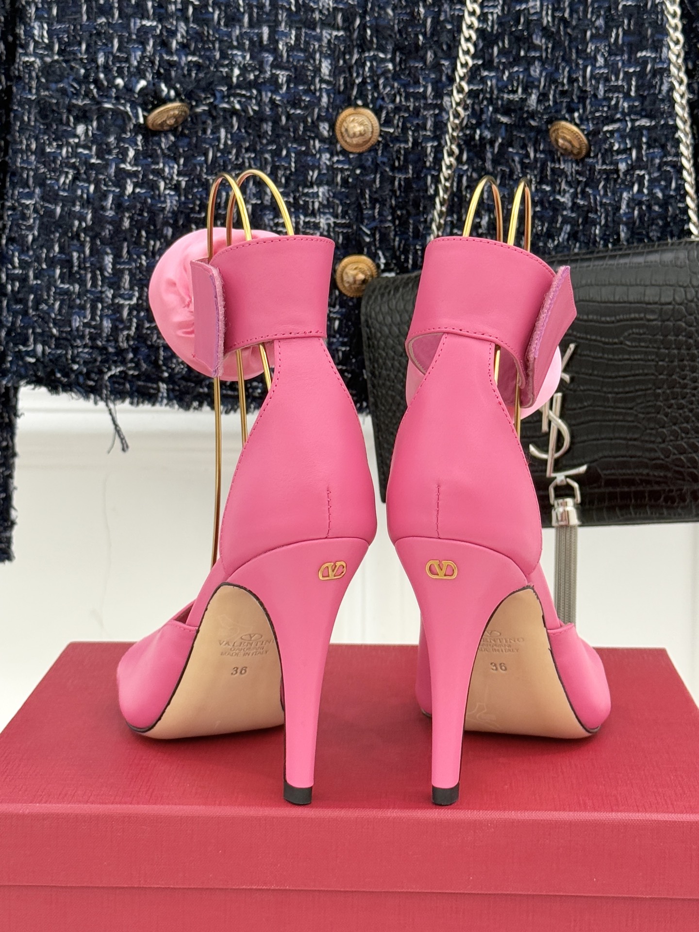 Valentin｜华伦天伦25WF新品水钻花朵鱼嘴高跟凉鞋当意大利工艺邂逅自然灵感这双凉鞋便成了行走的优