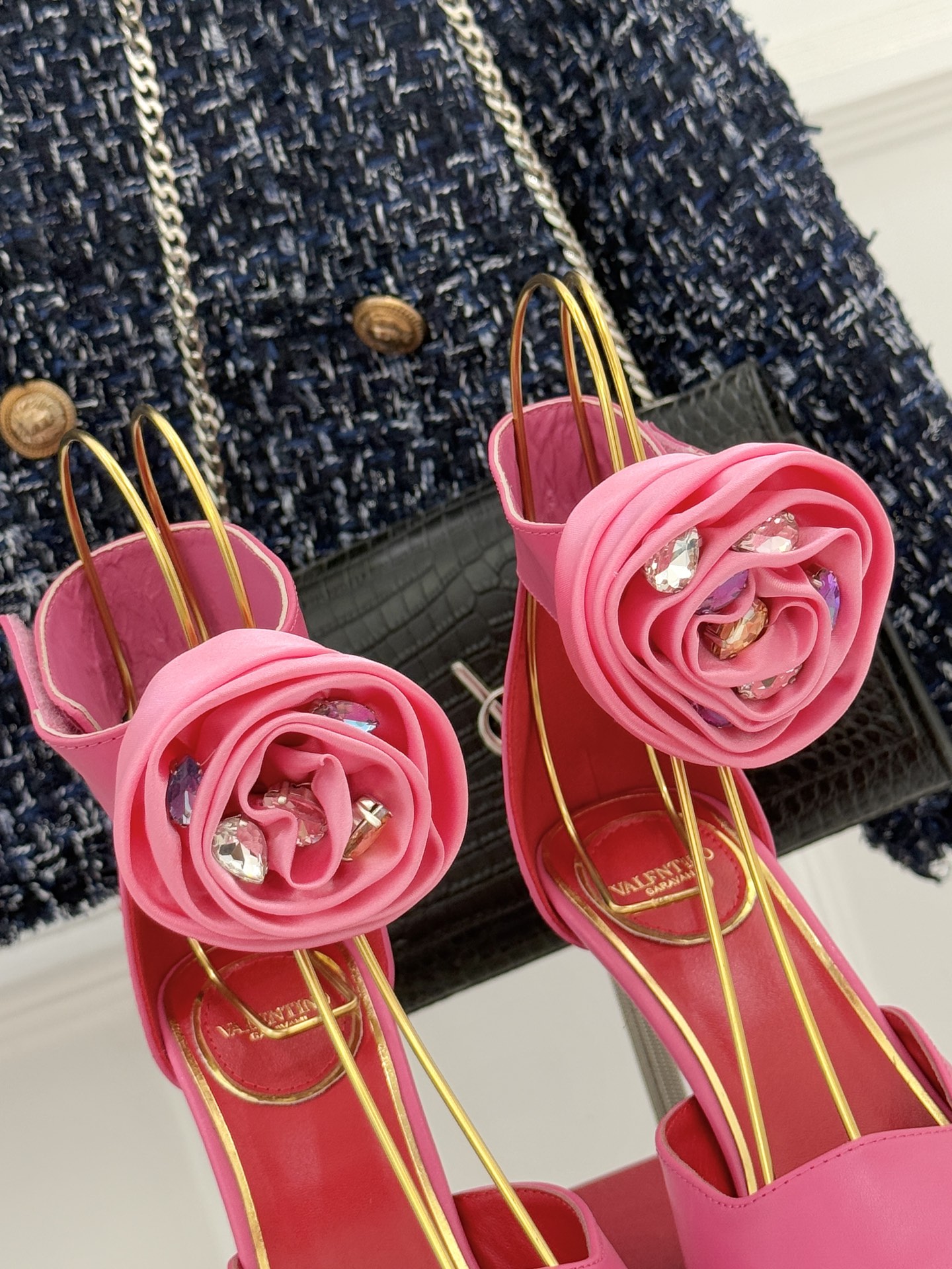 Valentin｜华伦天伦25WF新品水钻花朵鱼嘴高跟凉鞋当意大利工艺邂逅自然灵感这双凉鞋便成了行走的优