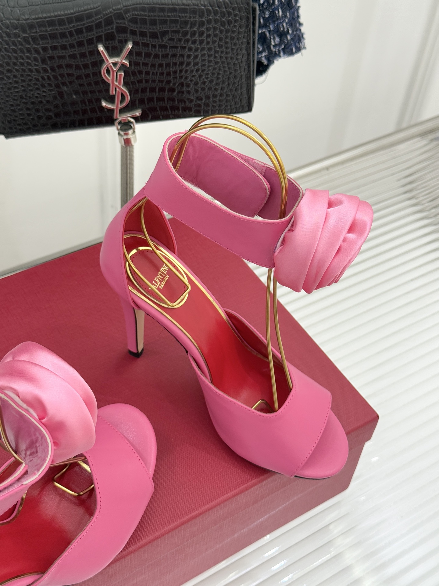 Valentin｜华伦天伦25WF新品水钻花朵鱼嘴高跟凉鞋当意大利工艺邂逅自然灵感这双凉鞋便成了行走的优