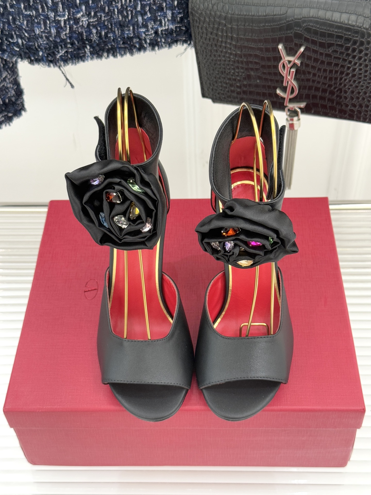 Valentin｜华伦天伦25WF新品水钻花朵鱼嘴高跟凉鞋当意大利工艺邂逅自然灵感这双凉鞋便成了行走的优