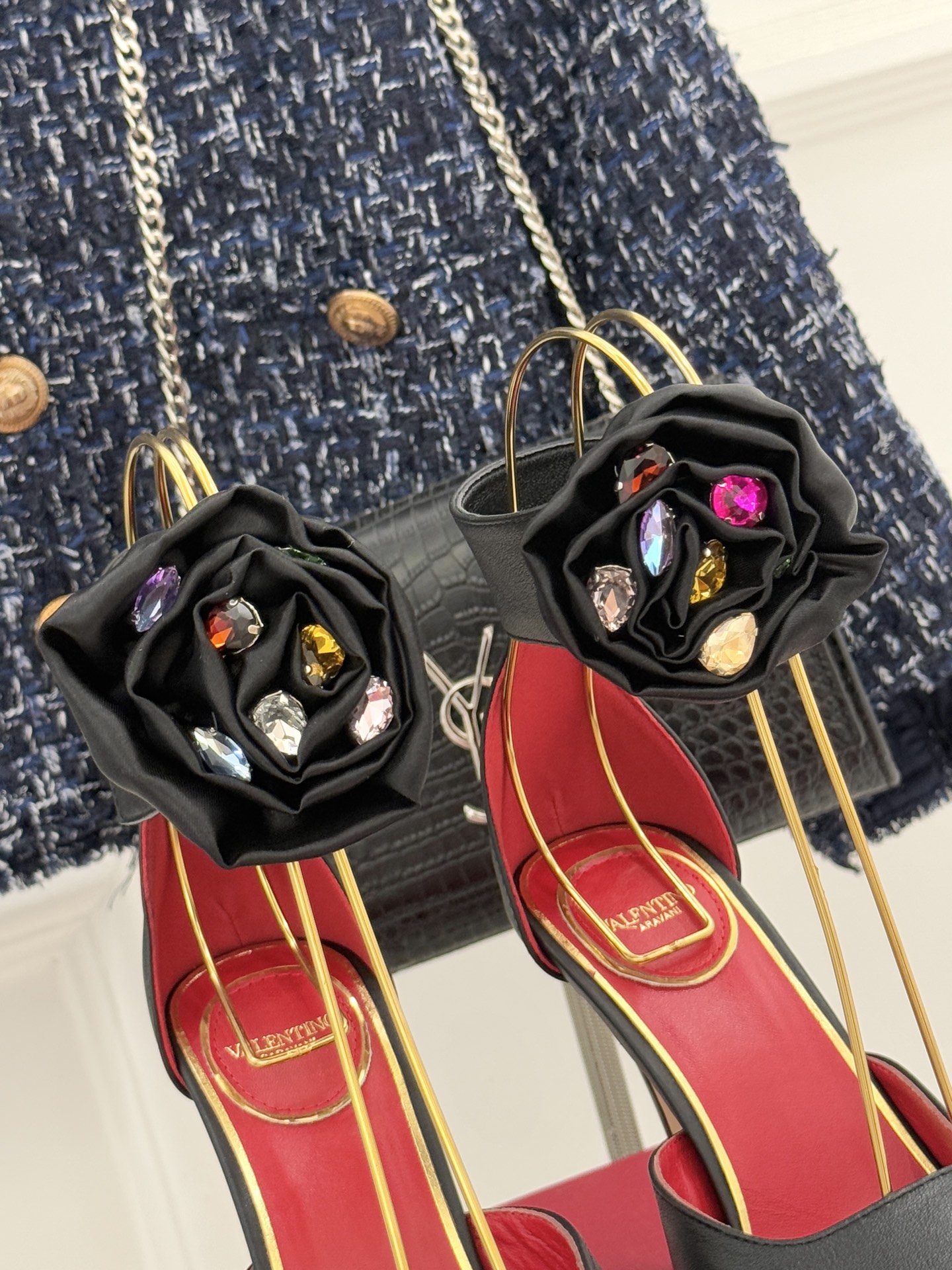 Valentin｜华伦天伦25WF新品水钻花朵鱼嘴高跟凉鞋当意大利工艺邂逅自然灵感这双凉鞋便成了行走的优