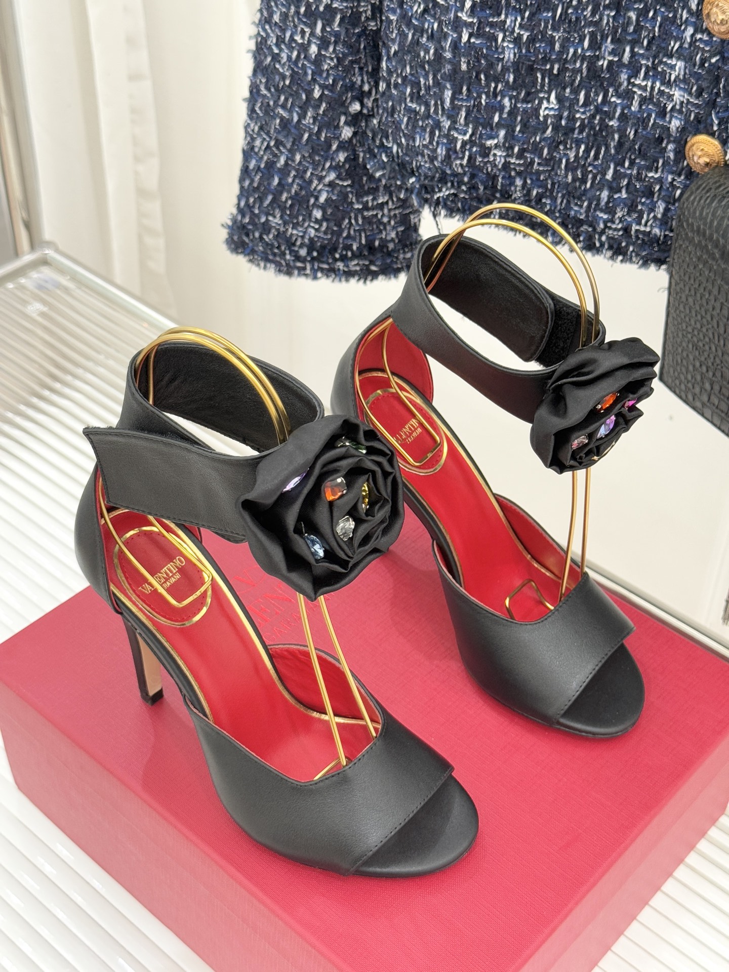 Valentin｜华伦天伦25WF新品水钻花朵鱼嘴高跟凉鞋当意大利工艺邂逅自然灵感这双凉鞋便成了行走的优