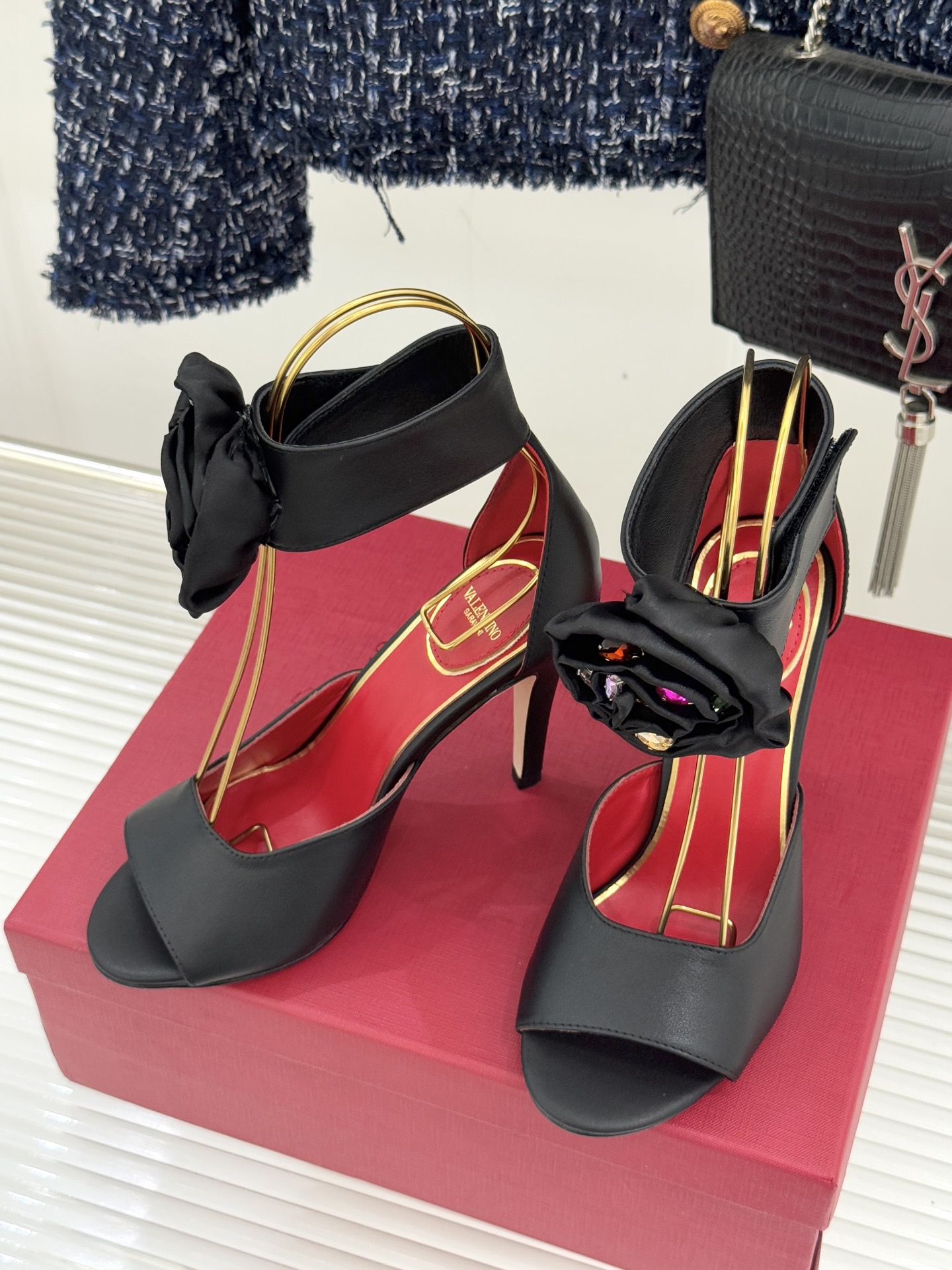 Valentin｜华伦天伦25WF新品水钻花朵鱼嘴高跟凉鞋当意大利工艺邂逅自然灵感这双凉鞋便成了行走的优