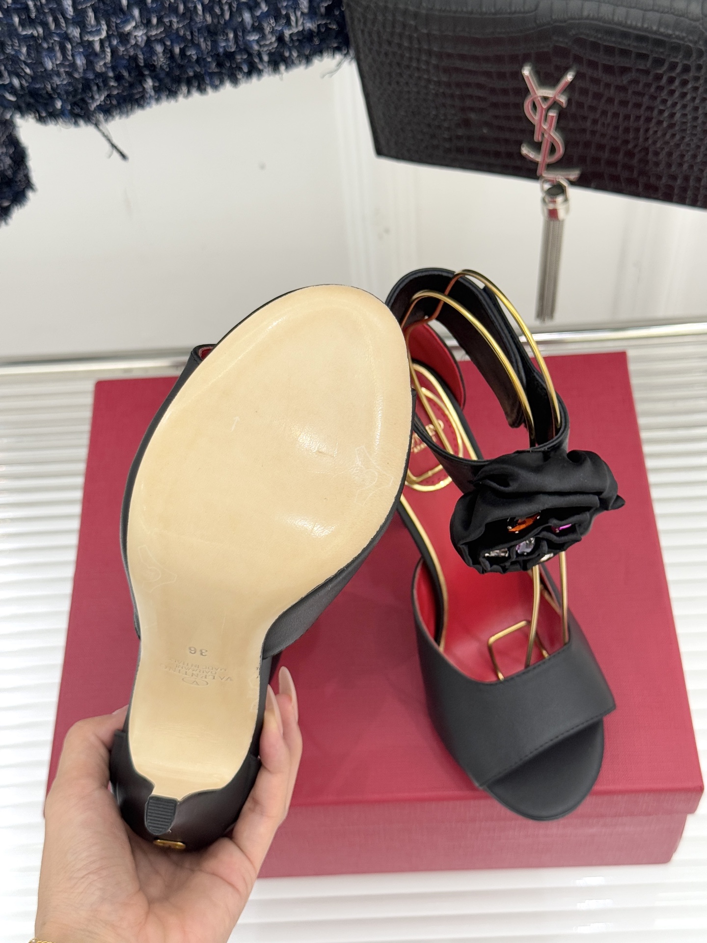 Valentin｜华伦天伦25WF新品水钻花朵鱼嘴高跟凉鞋当意大利工艺邂逅自然灵感这双凉鞋便成了行走的优