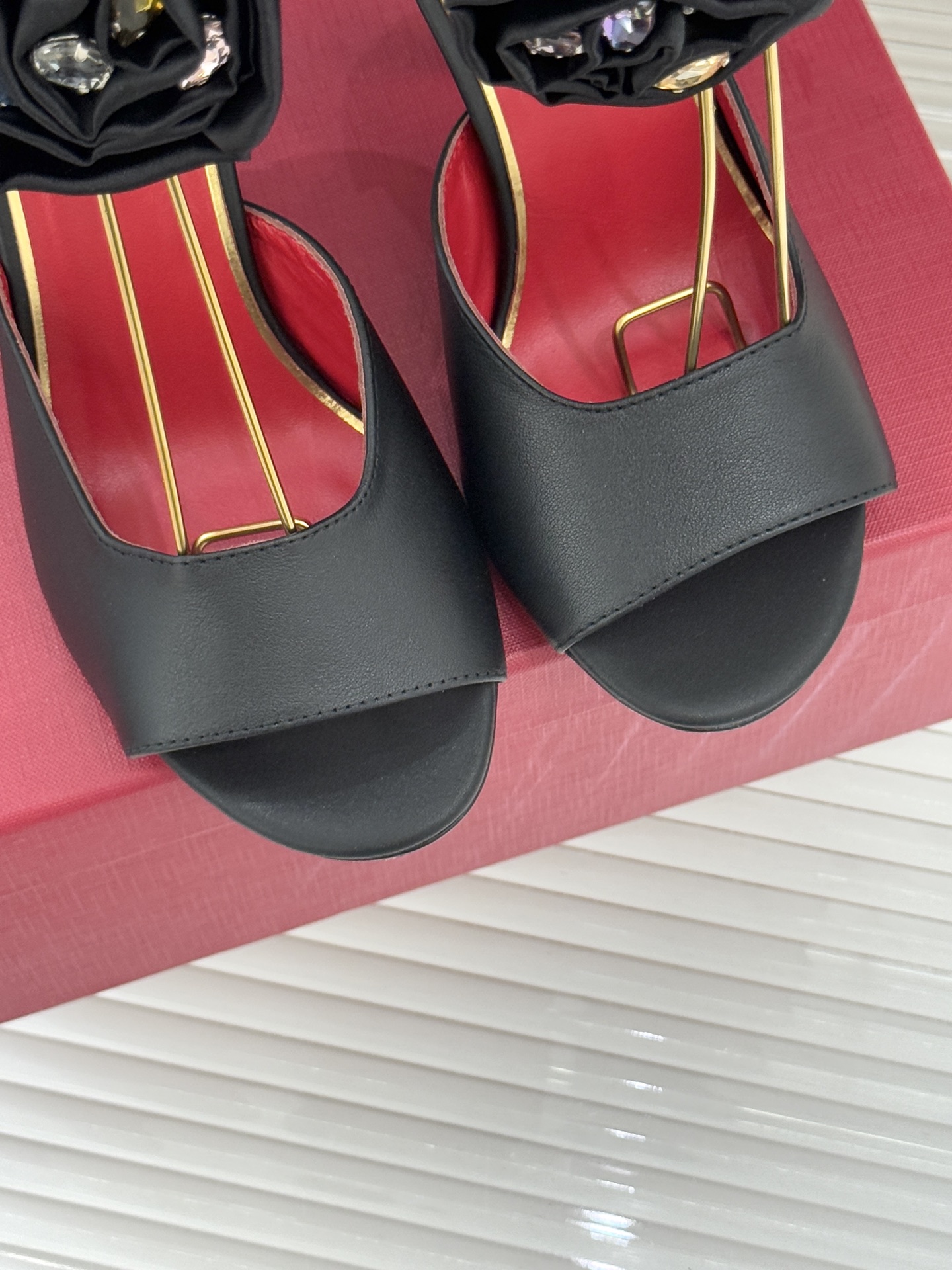 Valentin｜华伦天伦25WF新品水钻花朵鱼嘴高跟凉鞋当意大利工艺邂逅自然灵感这双凉鞋便成了行走的优