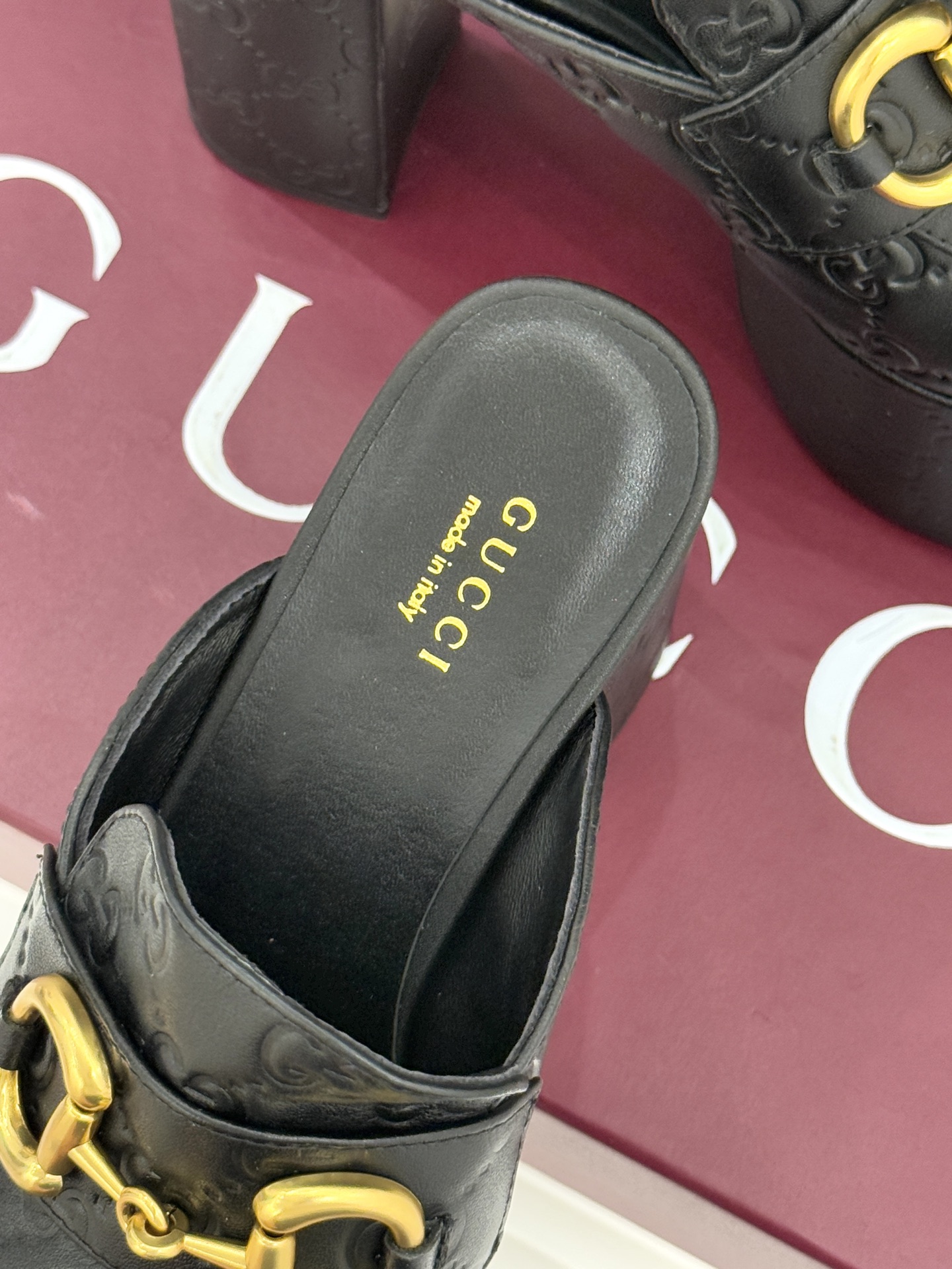 Gucci/古驰25WF新品防水台马衔扣高跟拖鞋承袭品牌马术本源的传奇印记标志性马衔扣以浅金色调闪耀鞋面