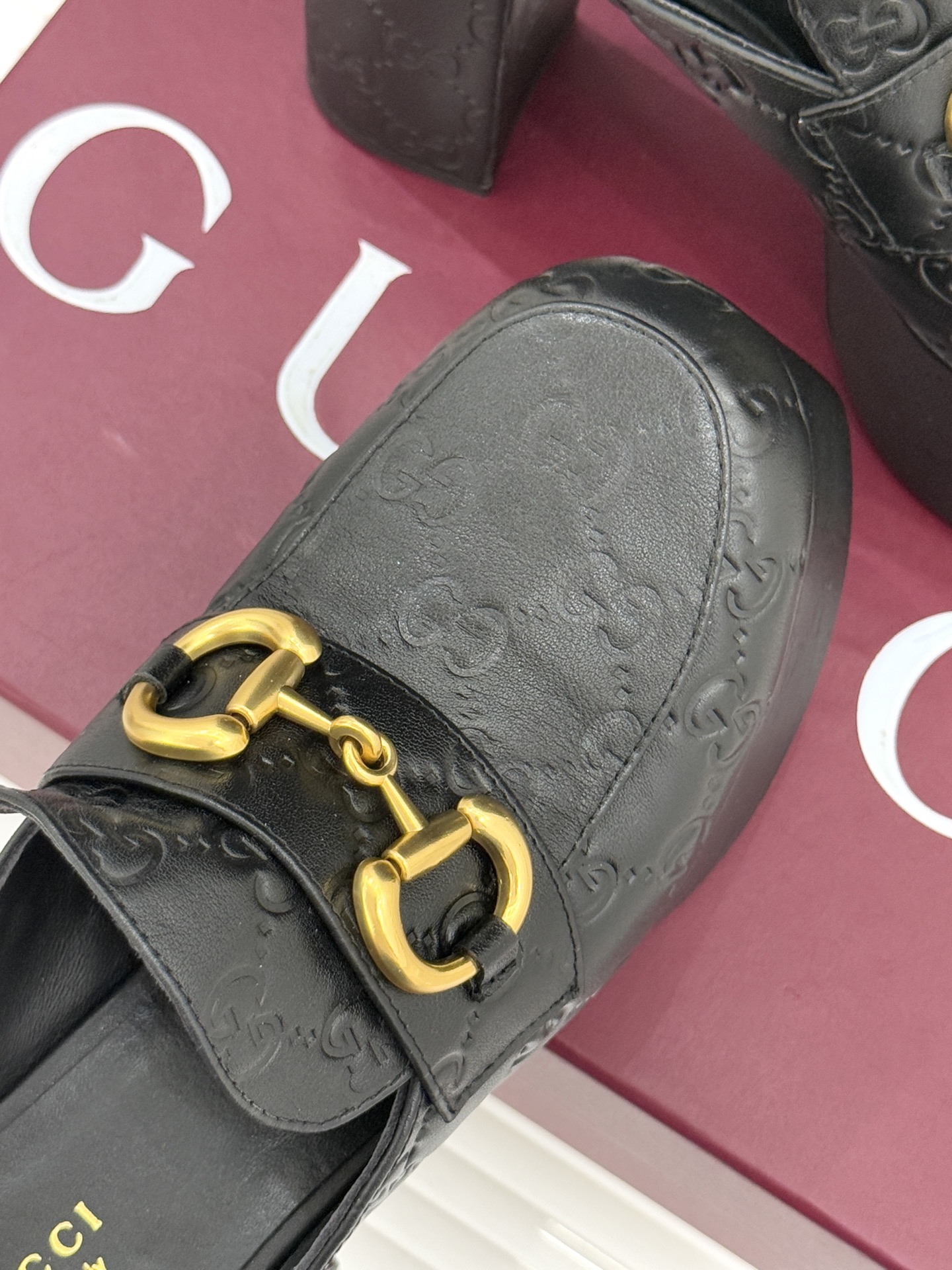 Gucci/古驰25WF新品防水台马衔扣高跟拖鞋承袭品牌马术本源的传奇印记标志性马衔扣以浅金色调闪耀鞋面