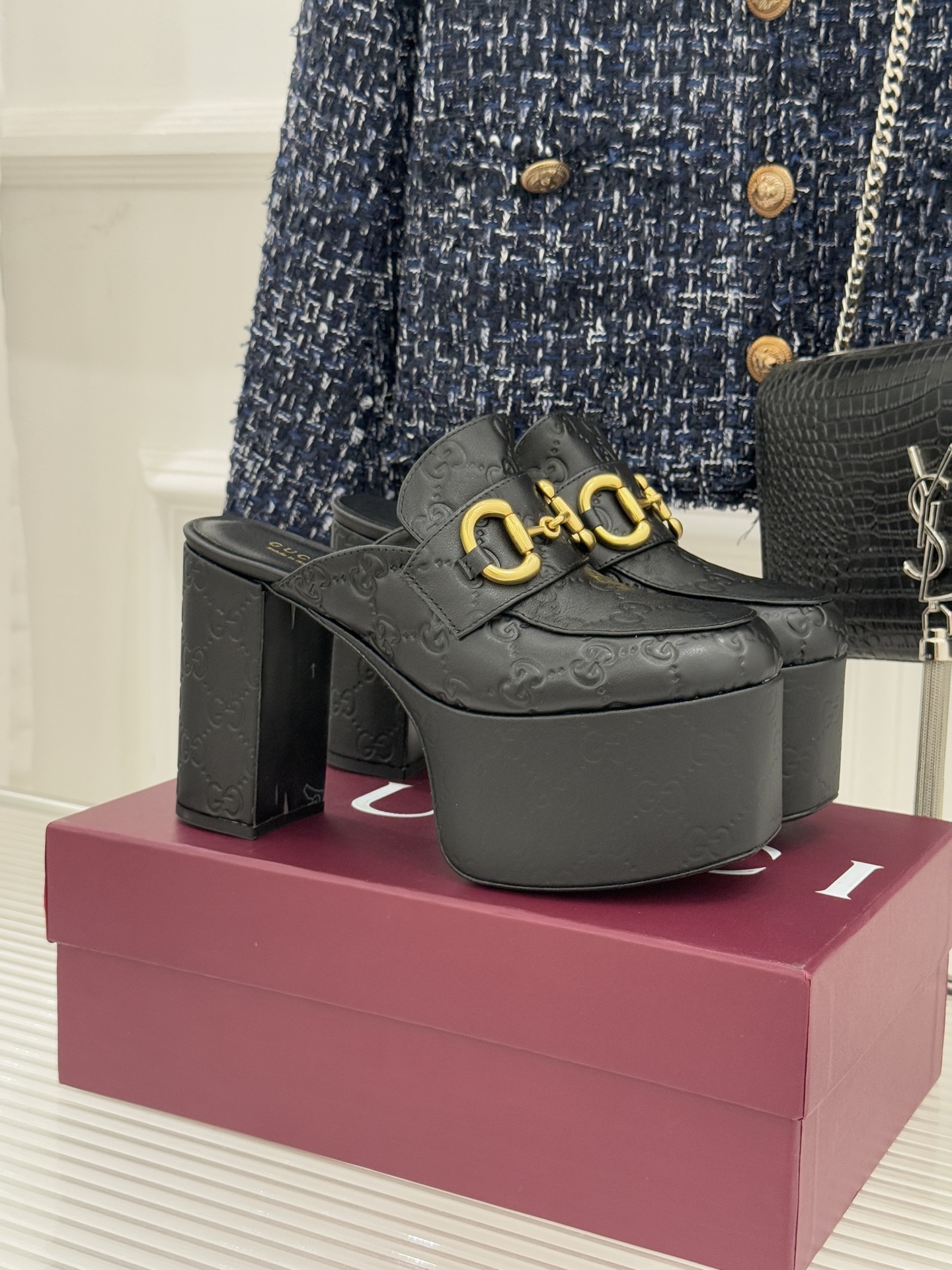 NO:559918,Gucci/Gucci 25WF new waterproof platform horsebit high-heeled slippers inherit the legendary imprint of the brand's equestrian origins. The iconic horsebit shines on the upper with a light gold tone, like a medal of time, telling the G family's century-old style. The high heels and thick waterproof platform not only give you an proud height, but also cleverly balance the pressure of walking, allowing you to maintain a steady pace even in the swaying posture. The exquisite skills of Italian craftsmen are integrated into every detail  From exquisite stitching to smooth leather edges, it shows a luxurious texture. Whether paired with a simple little black skirt or smart suit pants, it can instantly enhance the style of the overall look and become the center of attention. Wear it and you will be the protagonist on the fashion stage, exuding confidence and charm with every step. The fabric is made of original custom lambskin.   The inner foot pads are all made of sheepskin, the heel height is 11.5cm, the water platform is 6cm, and the leather outsole imported from Italy is size 35-39 (customized 40/41), half-slip heels, gucci, gucci, gucci, high heels, slippers, skirts, business suit, sheepskin, Leather soles19860909Gucci/古驰25WF新品防水台马衔扣高跟拖鞋 承袭品牌马术本源的传奇印记 标志性马衔扣以浅金色调闪耀鞋面 如同一枚时光勋章 诉说着G家的百年风尚. 高跟搭配厚实防水台 不仅赋予你傲人身高 更巧妙平衡了行走的压力 让你在摇曳生姿中亦能保持稳健步伐. 意大利工匠的精湛技艺 融入每一处细节 从精致的缝线到光滑的皮革边缘 尽显奢华质感. 无论是搭配简约的小黑裙 还是干练的西装裤 它都能瞬间提升整体造型的格调 成为众人瞩目的焦点. 穿上它,你就是时尚舞台上的主角 每一步都绽放着自信与魅力. 面料采用原版定制小羊皮 内里垫脚均为羊皮材质 跟高11.5cm 水台6cm 意大利进口真皮大底 size35-39（40/41定制）,半拖高跟鞋,gucci,gucci,gucci,high heels,slippers,skirts,business suit,sheepskin,Leather soles,Women's Shoes