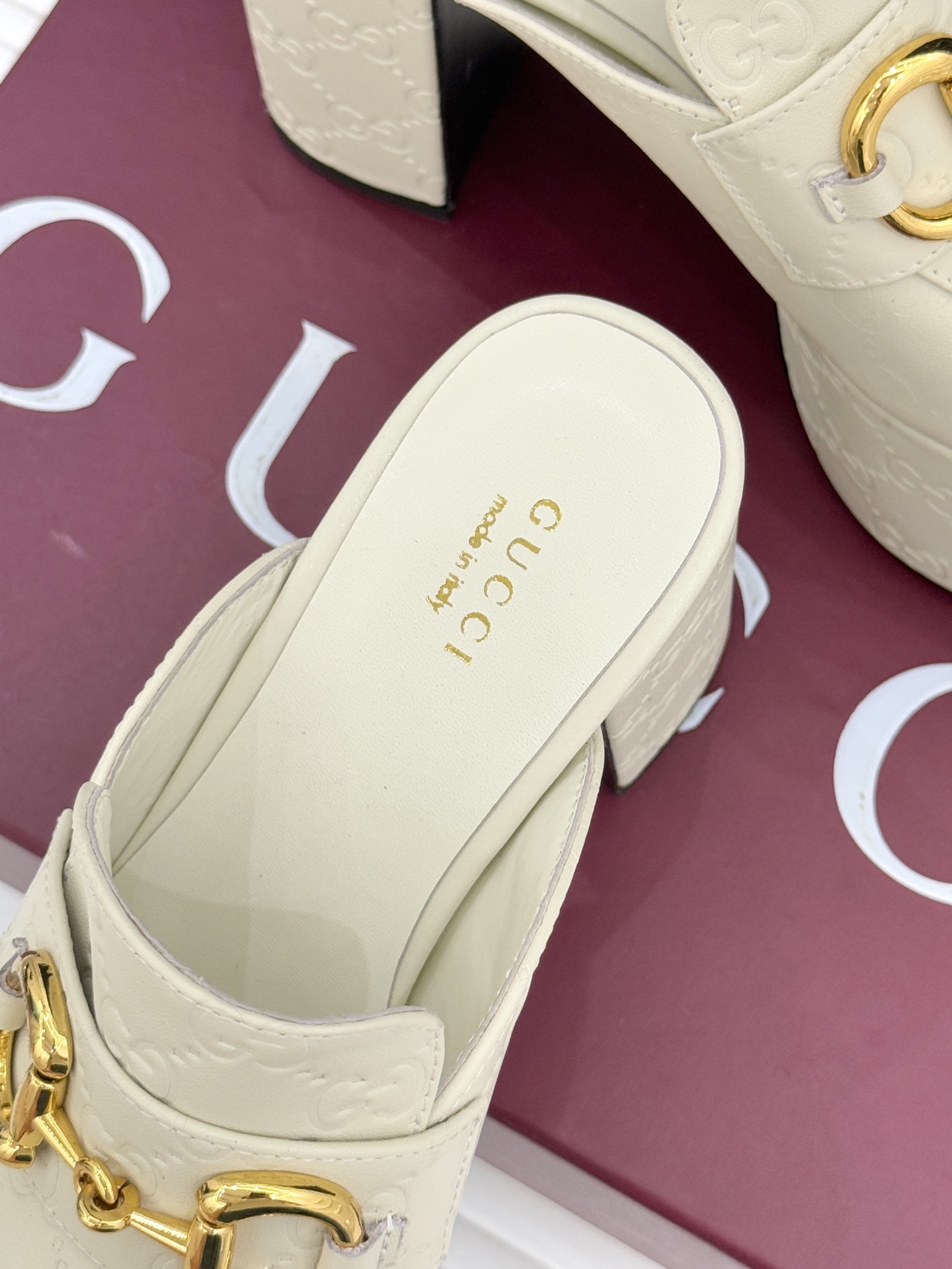 Gucci/古驰25WF新品防水台马衔扣高跟拖鞋承袭品牌马术本源的传奇印记标志性马衔扣以浅金色调闪耀鞋面